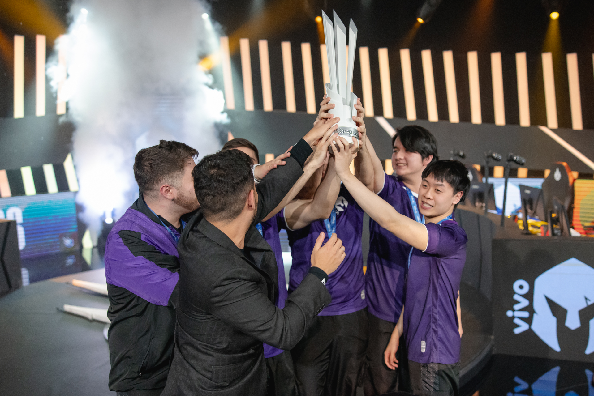 jogadores da VKS levantando troféu do CBLOL Academy 2024 de LoL - que será o circuito desafiante em 2025