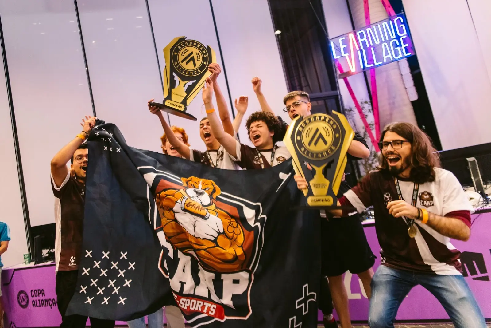 eSports: Riot Games investe e expande torneios universitários 2 jogadores universitários comemorando