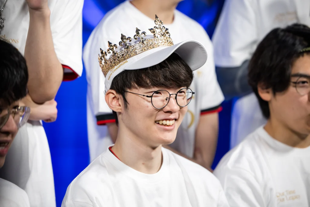 Faker LoL: Qual é a idade da estrela da T1? 2 Faker da T1 com a coroa do Worlds 2024
