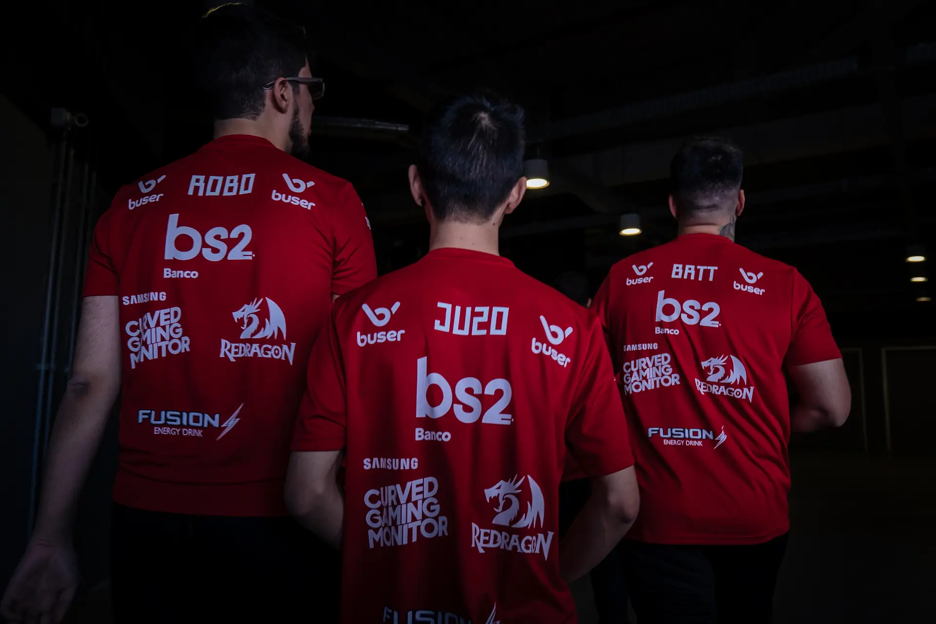 LoL: Flamengo, campeão do CBLOL, pode permanecer no cenário do LoL, diz site 2 jogadores Robo, brTT e Juzo do LoL Flamengo de costas entre jogos do CBLOL.