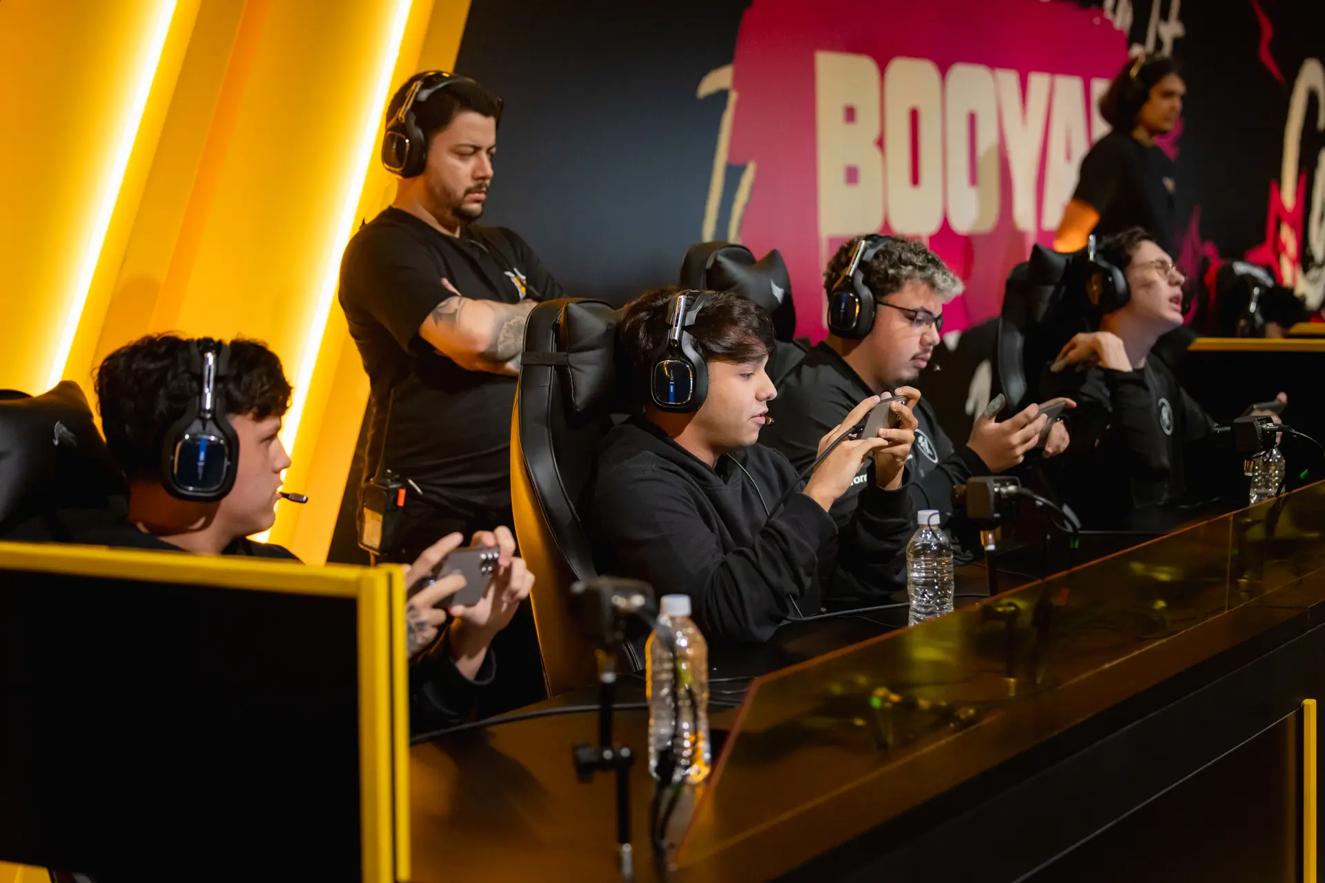 FF: Brasileiros têm estreia complicada no primeiro dia do Mundial 2 jogadadores do Fluxo de Free Fire jogando no mundial de FF