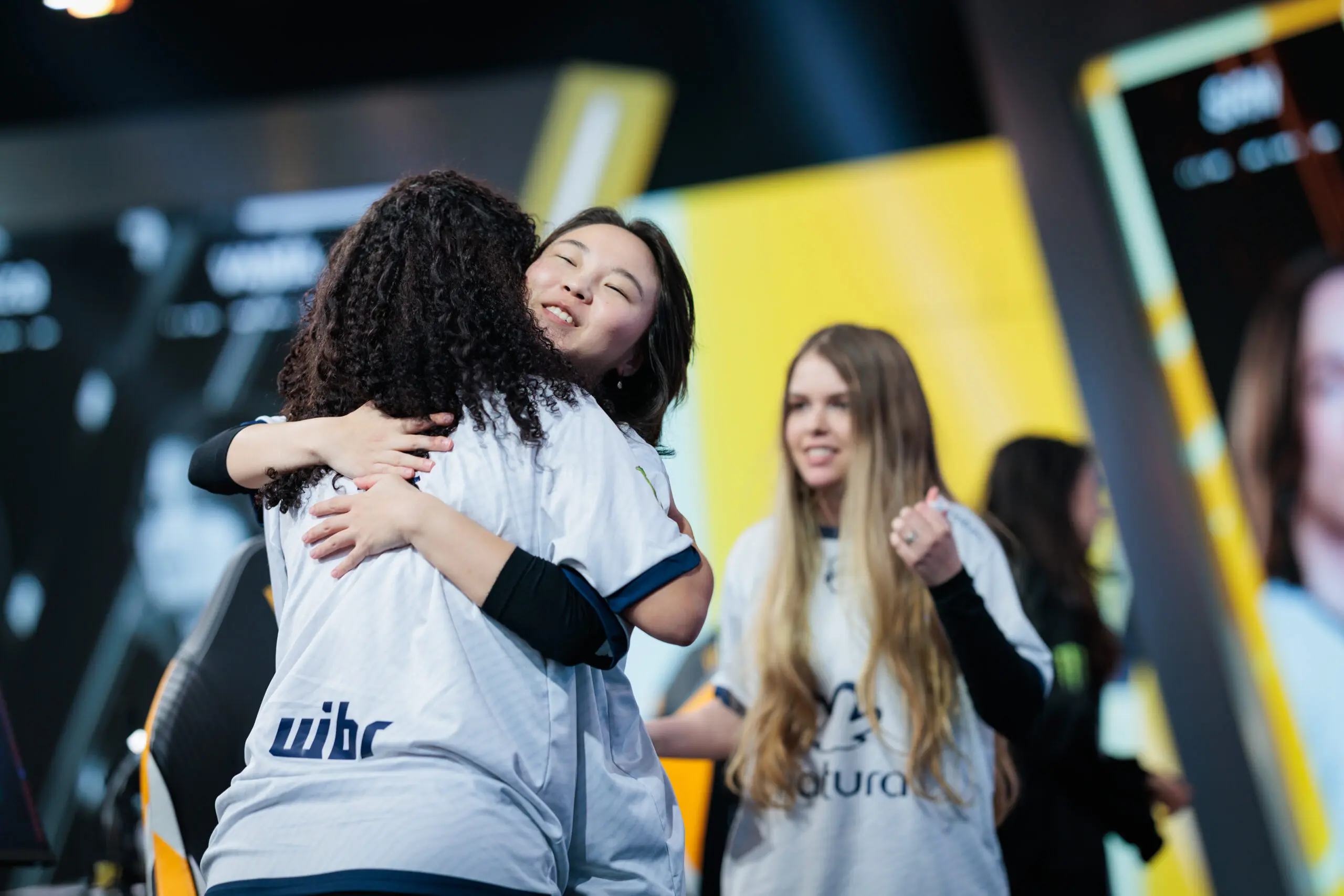 VALORANT: Equipes rivais do VCG se enfrentam nas qualificatórias do VCB 2 jogadoras do MIBR se abraçam após vitória no mundial inclusivo de VALORANT