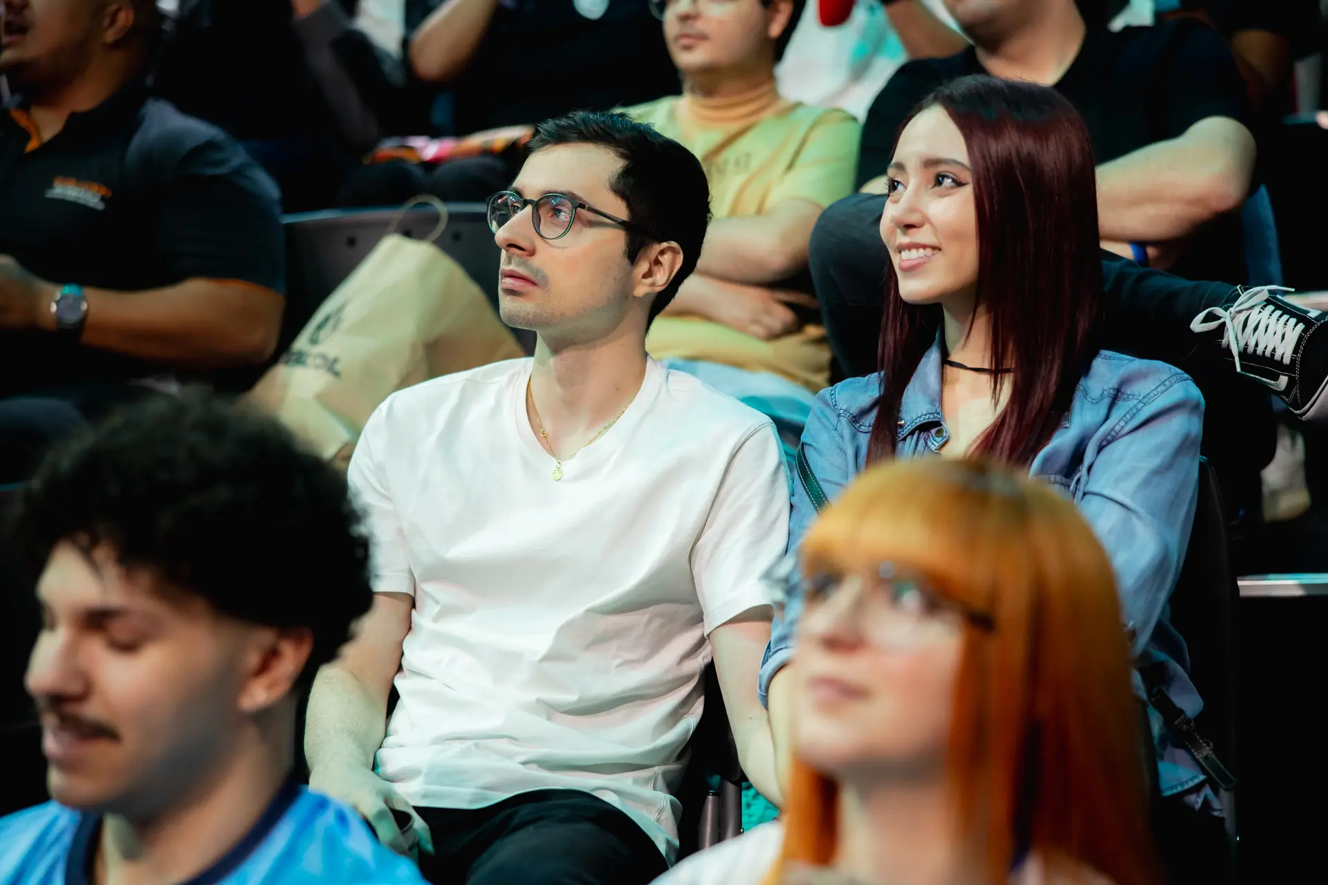 LoL: Após bicampeonato na Ignis Cup, staff diz que organização "oferece a mesma estrutura" que o Tier 1 2 Shini na arquibancada da Arena CBLOL acompanhando a grande final da Ignis Cup