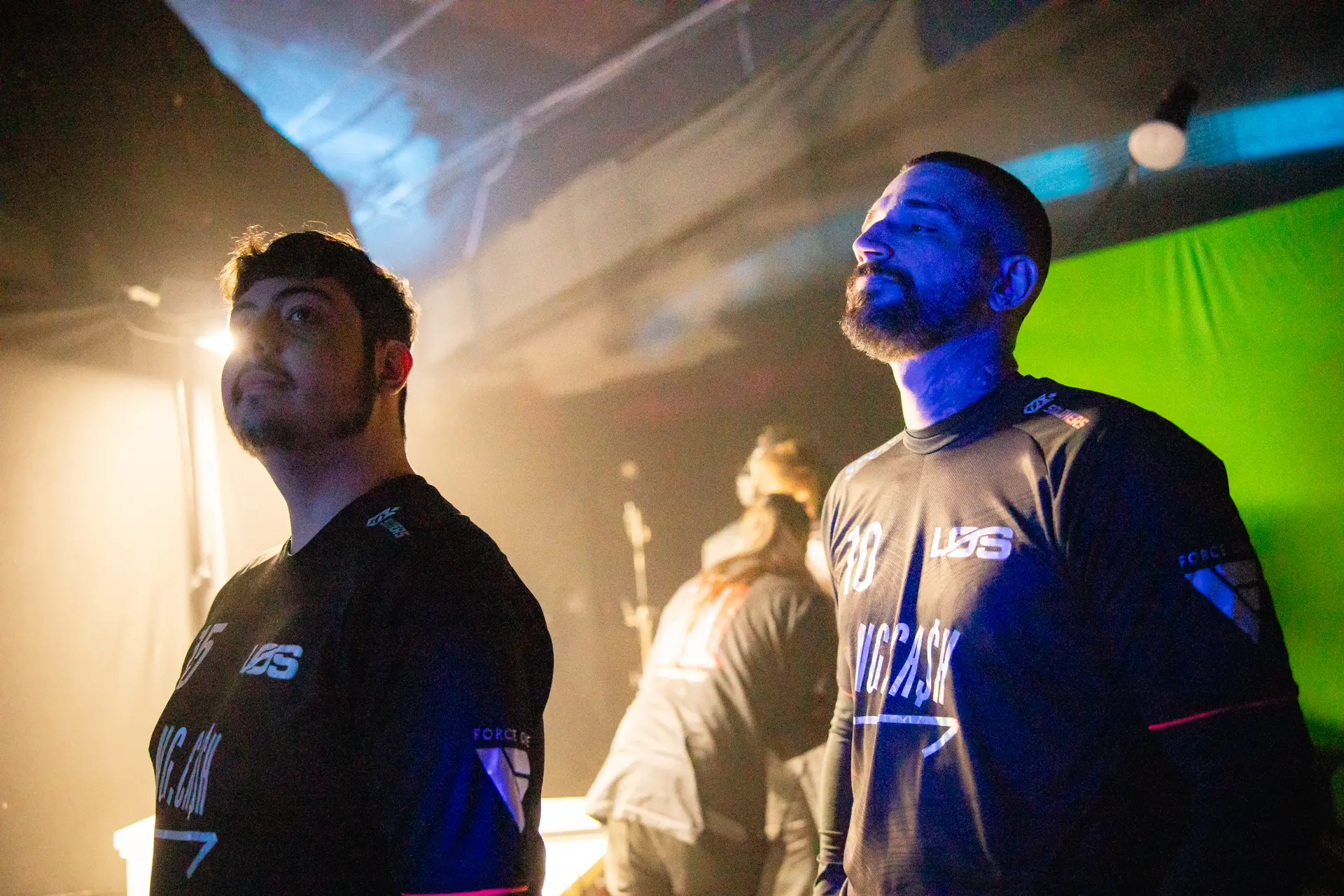 LoL: CEO manda recado para a torcida sobre LOS estar fora da LTA Sul 2 Jogadores Super Cleber e BRTT antes de entrear no palco do CBLOL