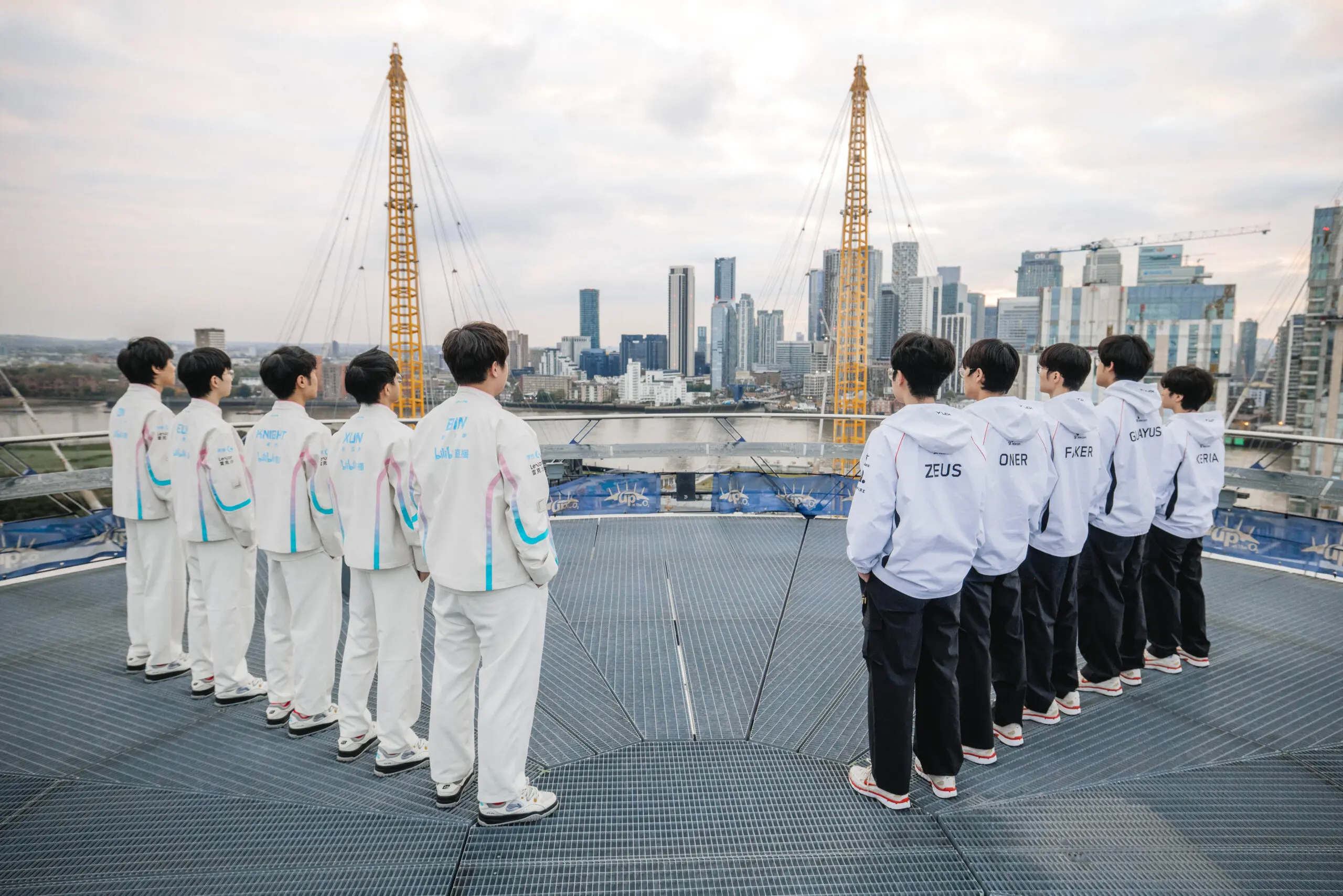 Mundial LoL: Cerimônia de abertura esquenta palco antes da grande final 3 times BLG e T1 posam para foto em Londres no Worlds 2024
