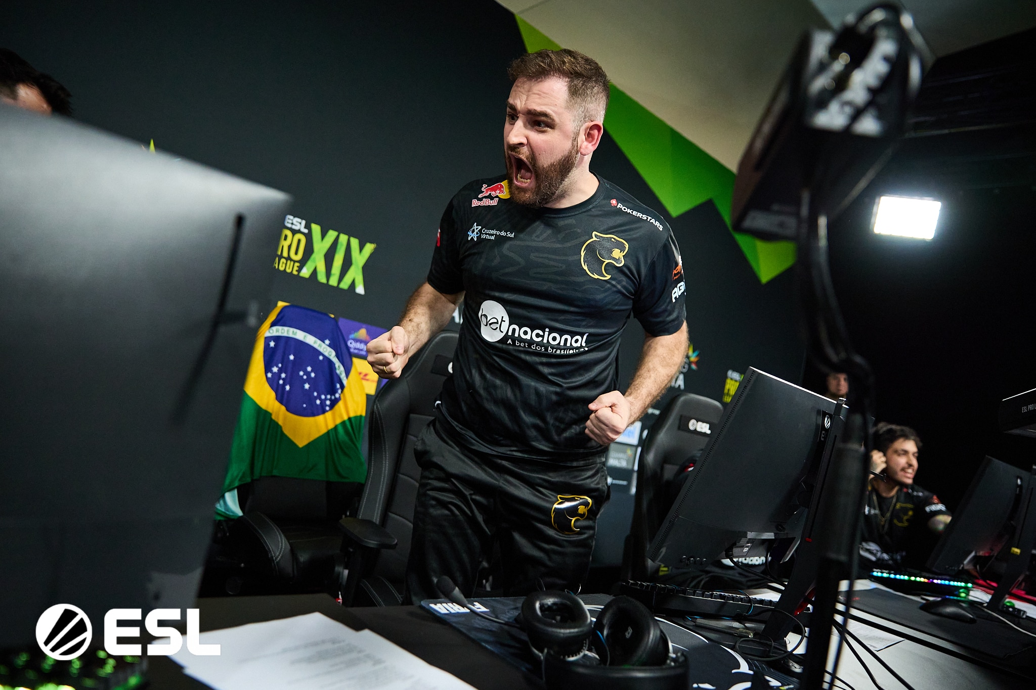 Fallen, jogador de CS2 comemorando