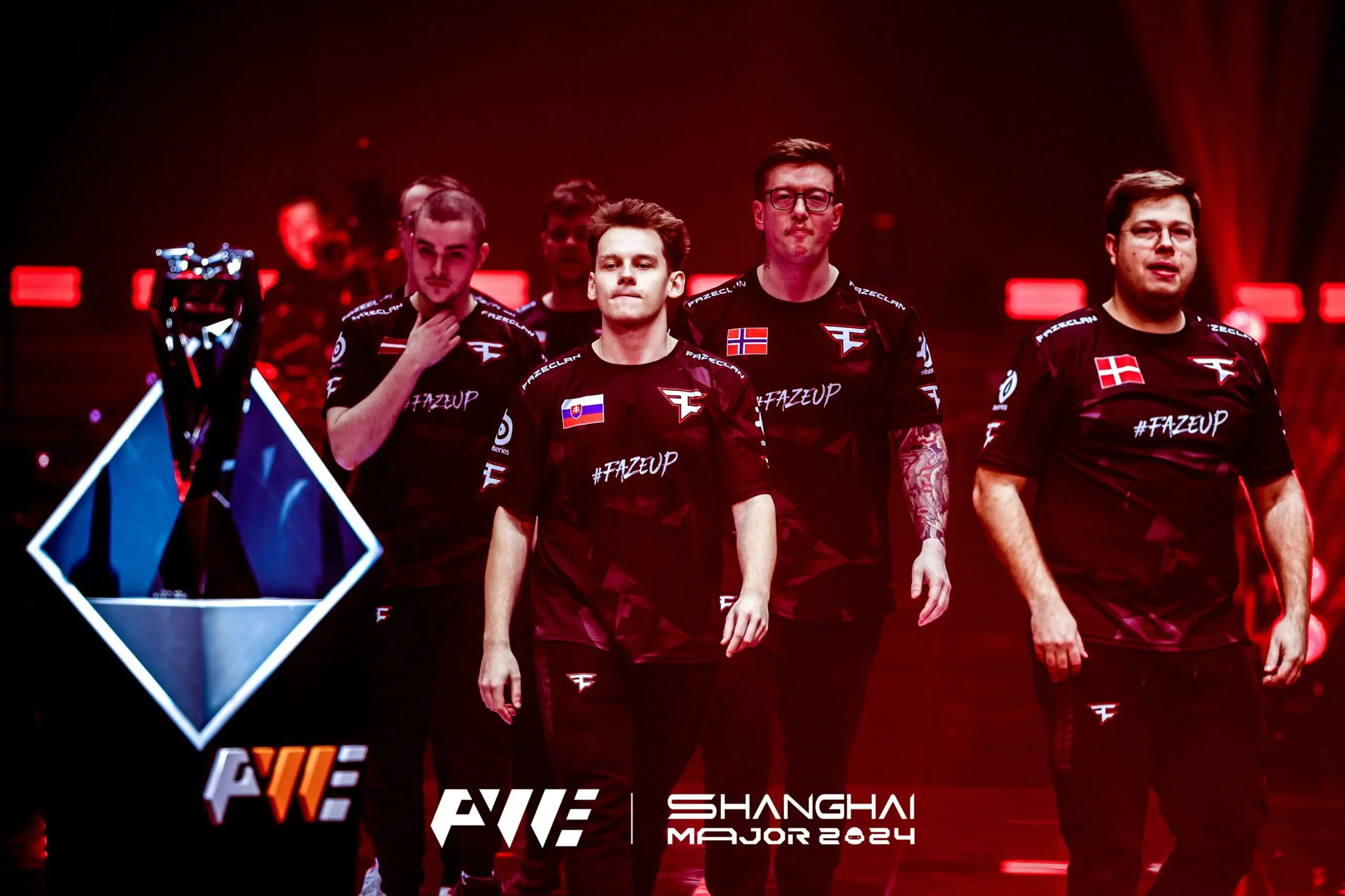 jogadores da FaZe entrando no palco do torneio de CS2