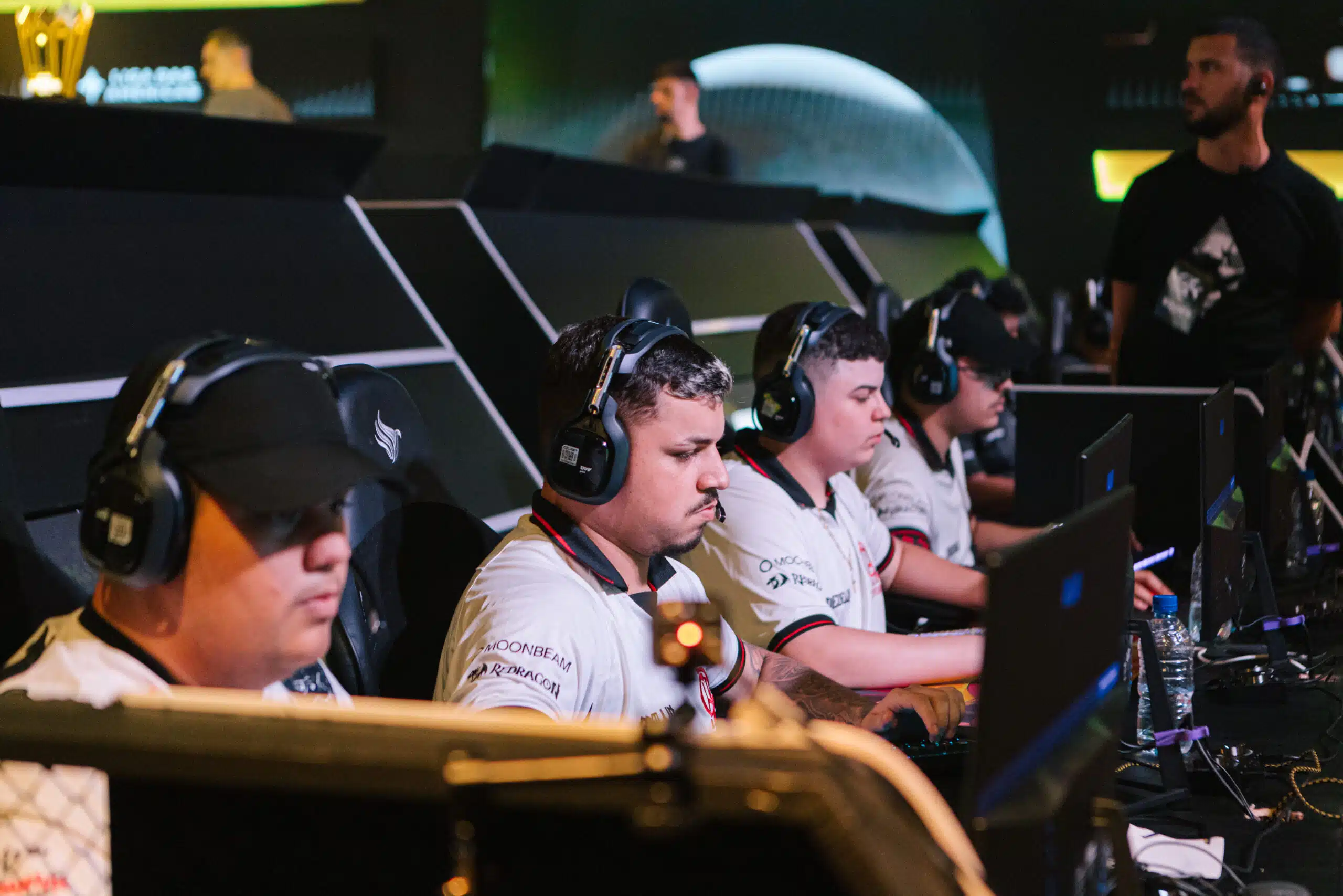 FF: Coach revela tática que o levou aos dois títulos consecutivos 2 equipe do Flamengo MDL jogando campeonato de Free Fire (FF)