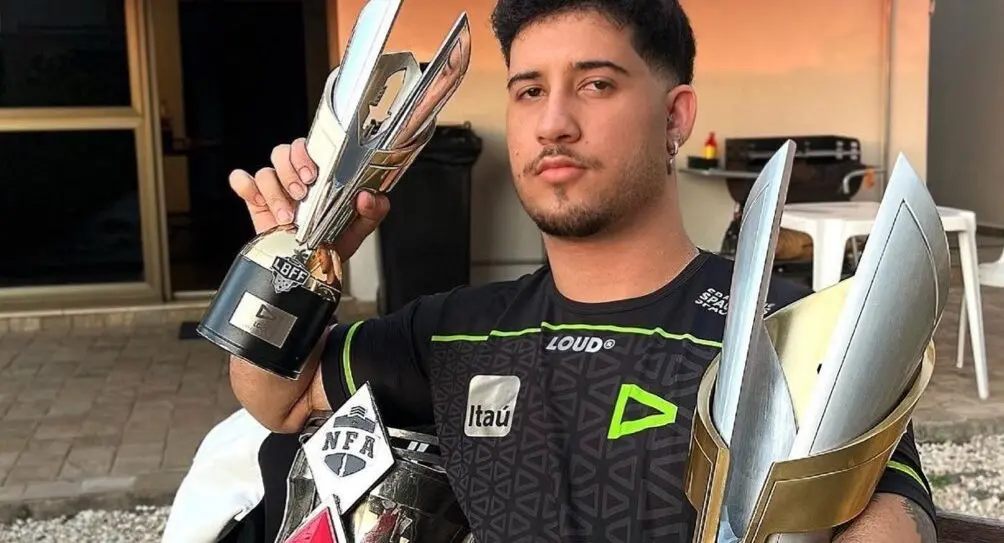 FF: froiz revela motivo da saída da LOUD 2 treinador de Free Fire posando para foto
