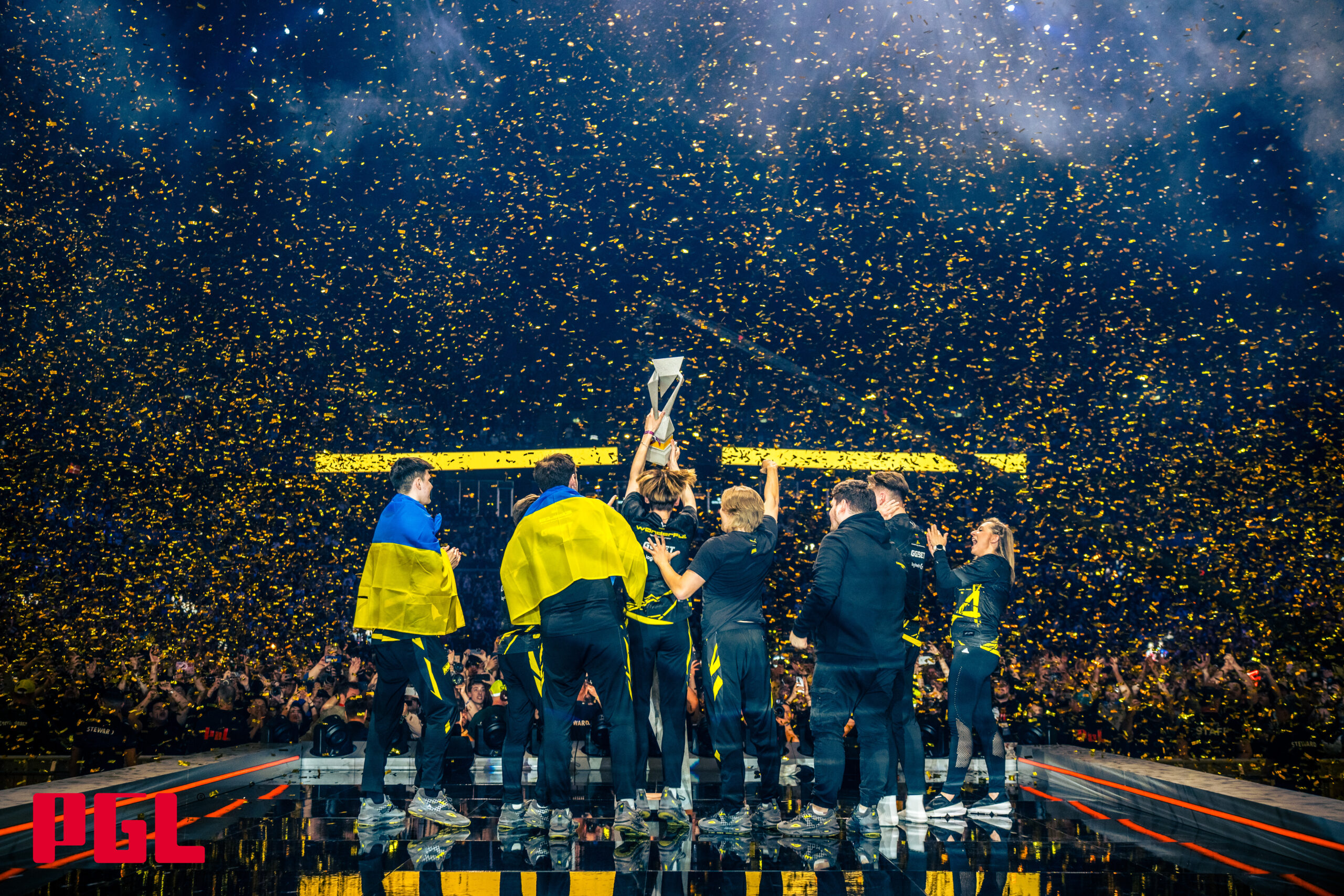 jogadores da Natus Vincere levantando troféu do Major Copenhagen de CS2
