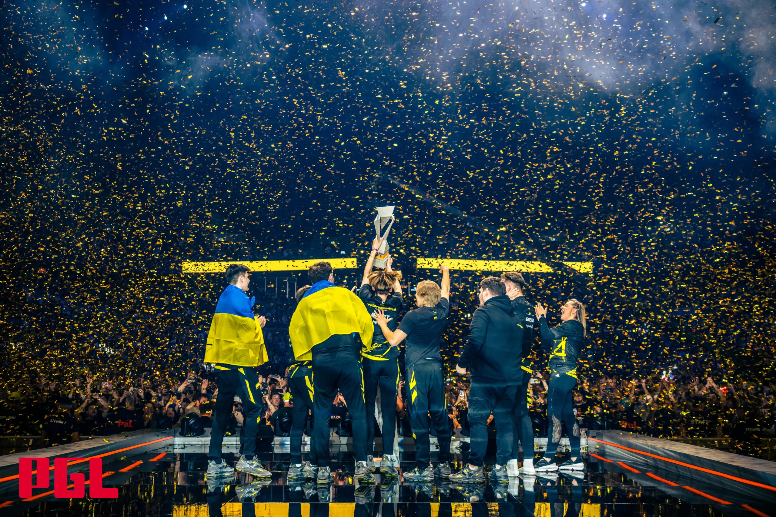 CS2: Guia completo para acompanhar a Blast Bounty Season 1 2 jogadores da Natus Vincere levantando troféu do Major Copenhagen de CS2