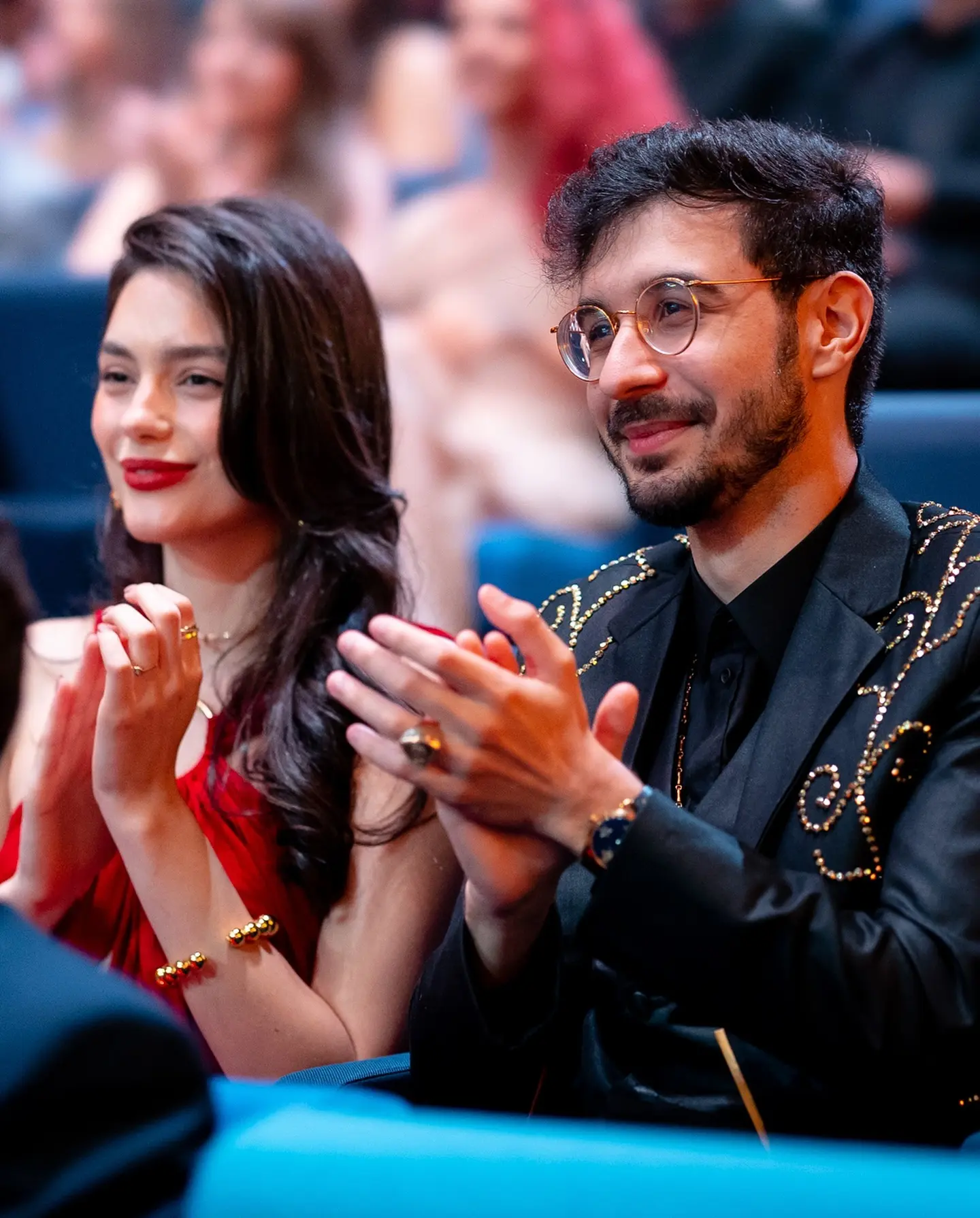 revolta, ex-jogador de LoL, apresentador do The Next Move, ao lado da companheira