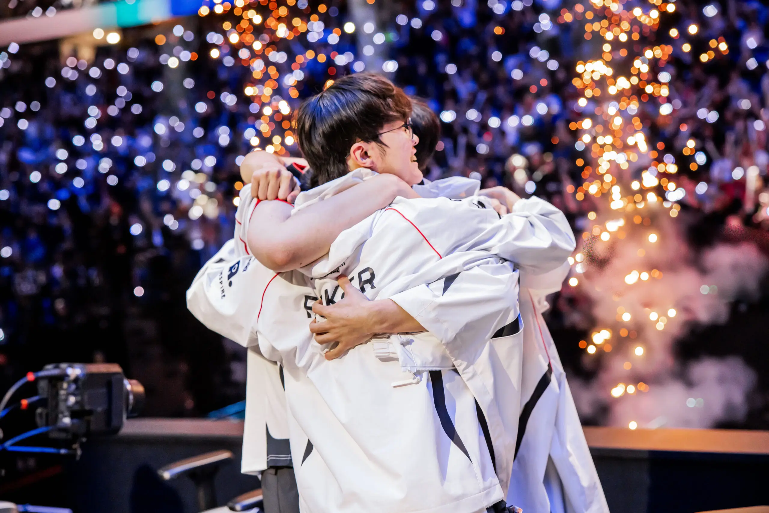 LoL: Partida da modalidade mais assistida em 2024 2 jogadores de LoL da T1 comemorando o título do Worlds 2024