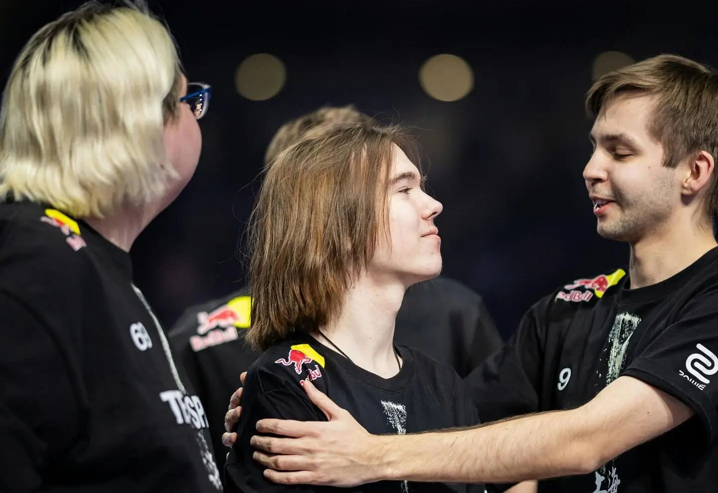 CS2: Confira todos os jogos e horários dos playoffs da Pro League 2 jogadores da Team Spirit comemorando após conquista de título de CS2