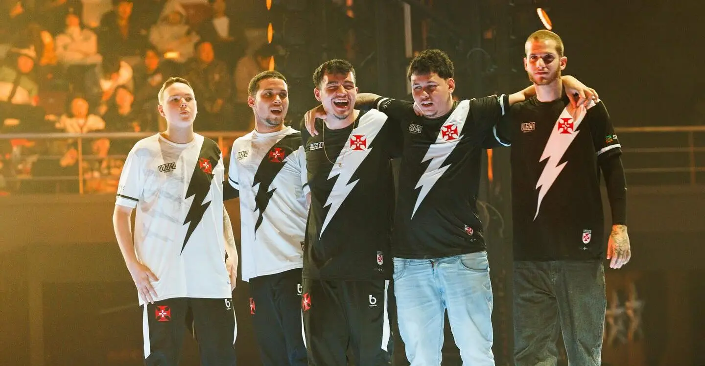 eSports: Grandes equipes apostam no Web3 para levantar cenário 3 equipe de Crossfire do Vasco eSports posando para foto