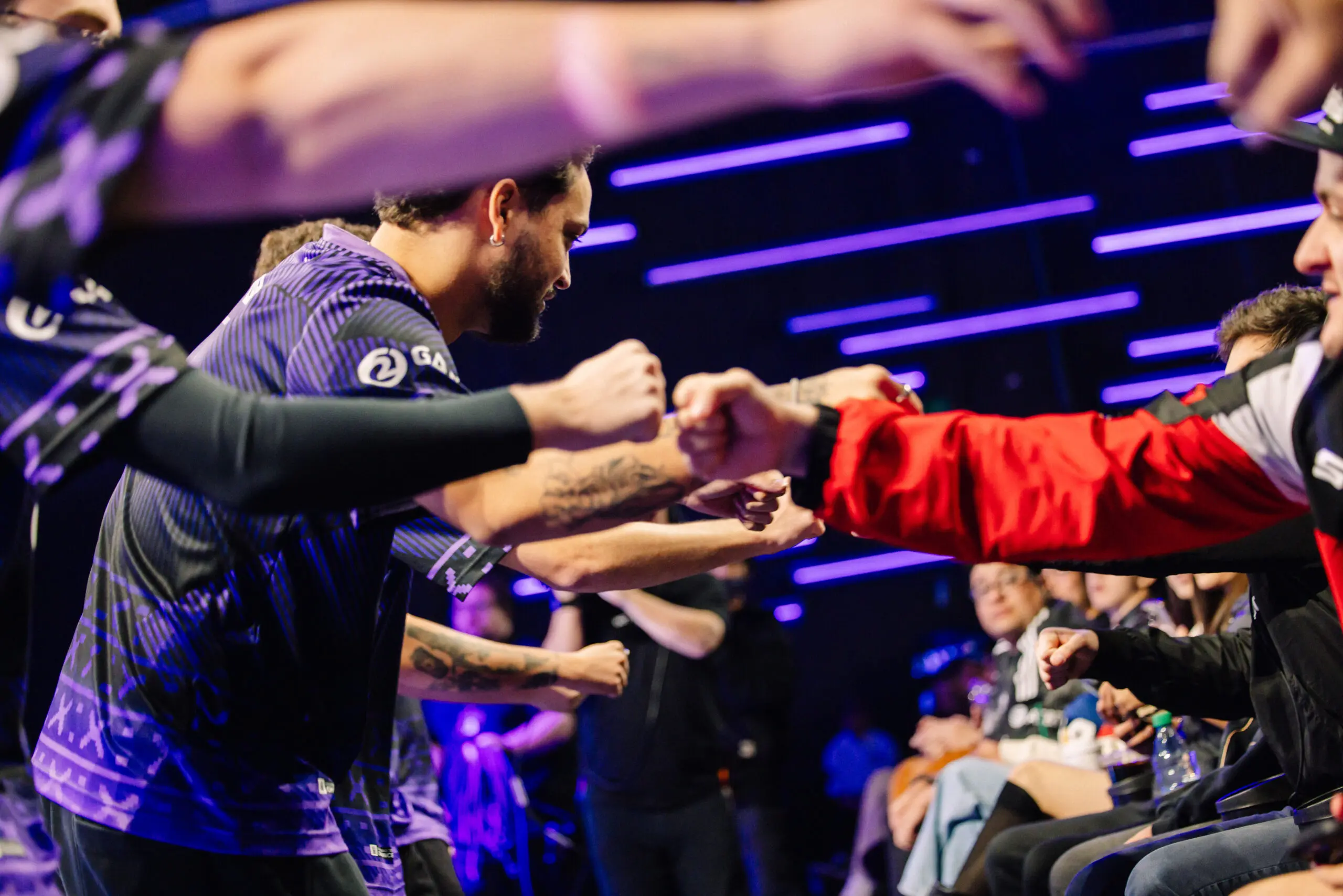 VALORANT: Time brasileiro é eliminado após série dominada pelos adversários 2 jogadores de VALORANT se cumprimentando antes do VCT Kickoff Americas 2025