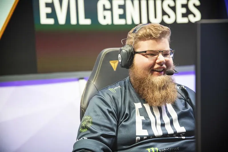 jogador de LoL Zeyzal