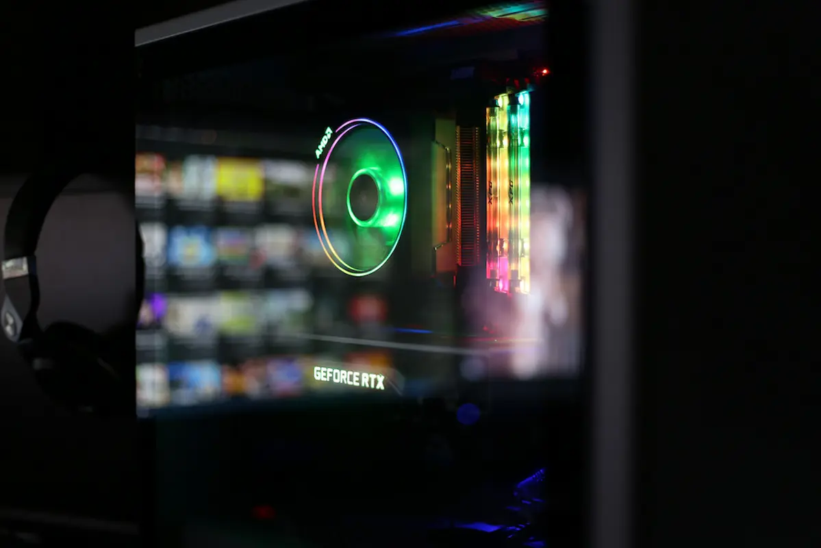 Melhores PC Gamers disponíveis em promoção na Pichau 2 Interior de PC gamer com RGB, cooler iluminado e placa de vídeo GeForce RTX.