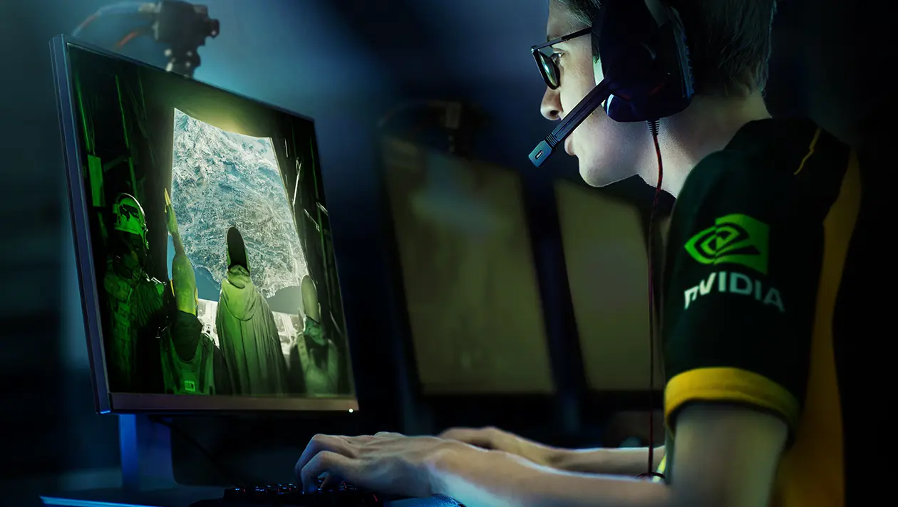 Mapa do jogo Call of Duty: Warzone em um monitor enquanto jovem joga.