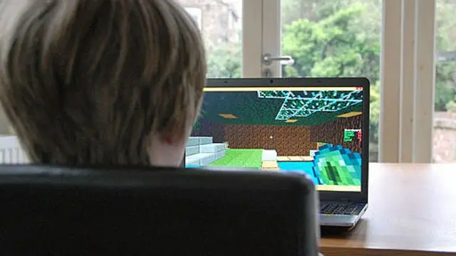 Mapa do jogo Minecraft com pessoa jogando-o.