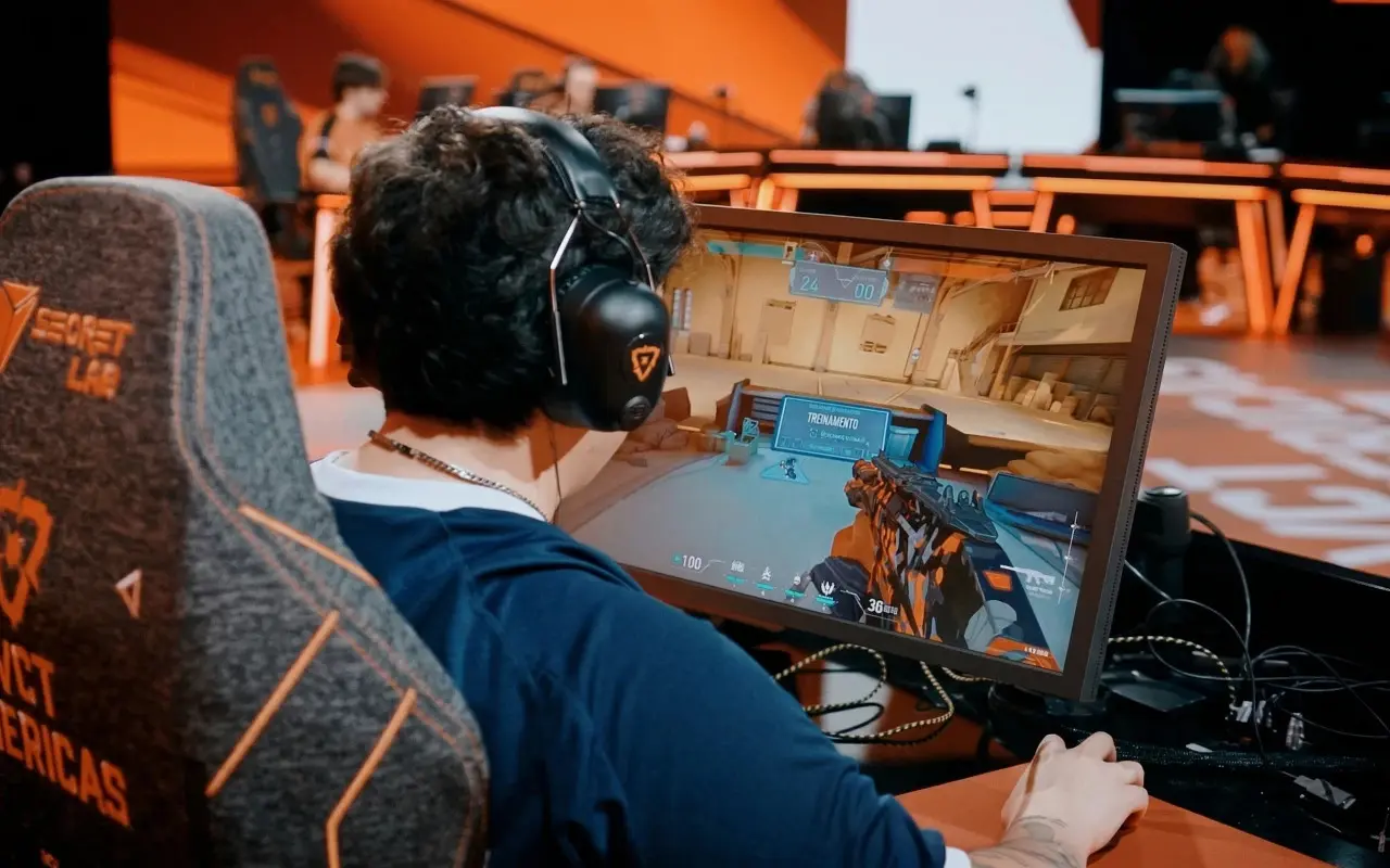 Mapa do jogo Valorant em monitor enquanto uma pessoa o joga.