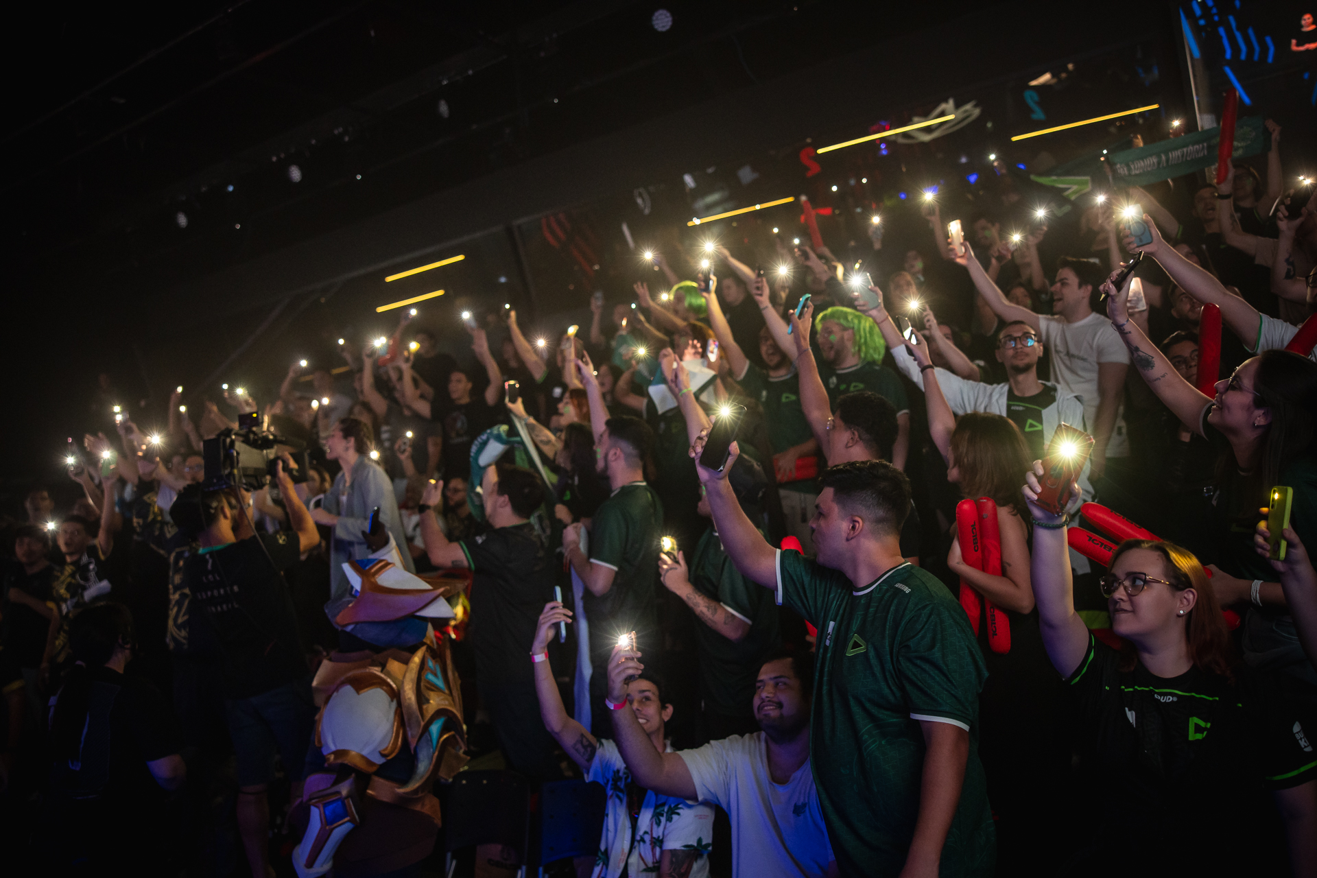 público do CBLOL acompanhando partidas de LoL