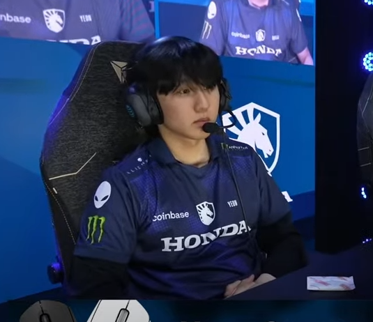LoL: Jogador profissional enfrenta imprevisto maluco com óculos durante final da LTA 3 LoL: Jogador profissional enfrenta imprevisto maluco com óculos durante final da LTA Gkf4DR W4AEdP H.png