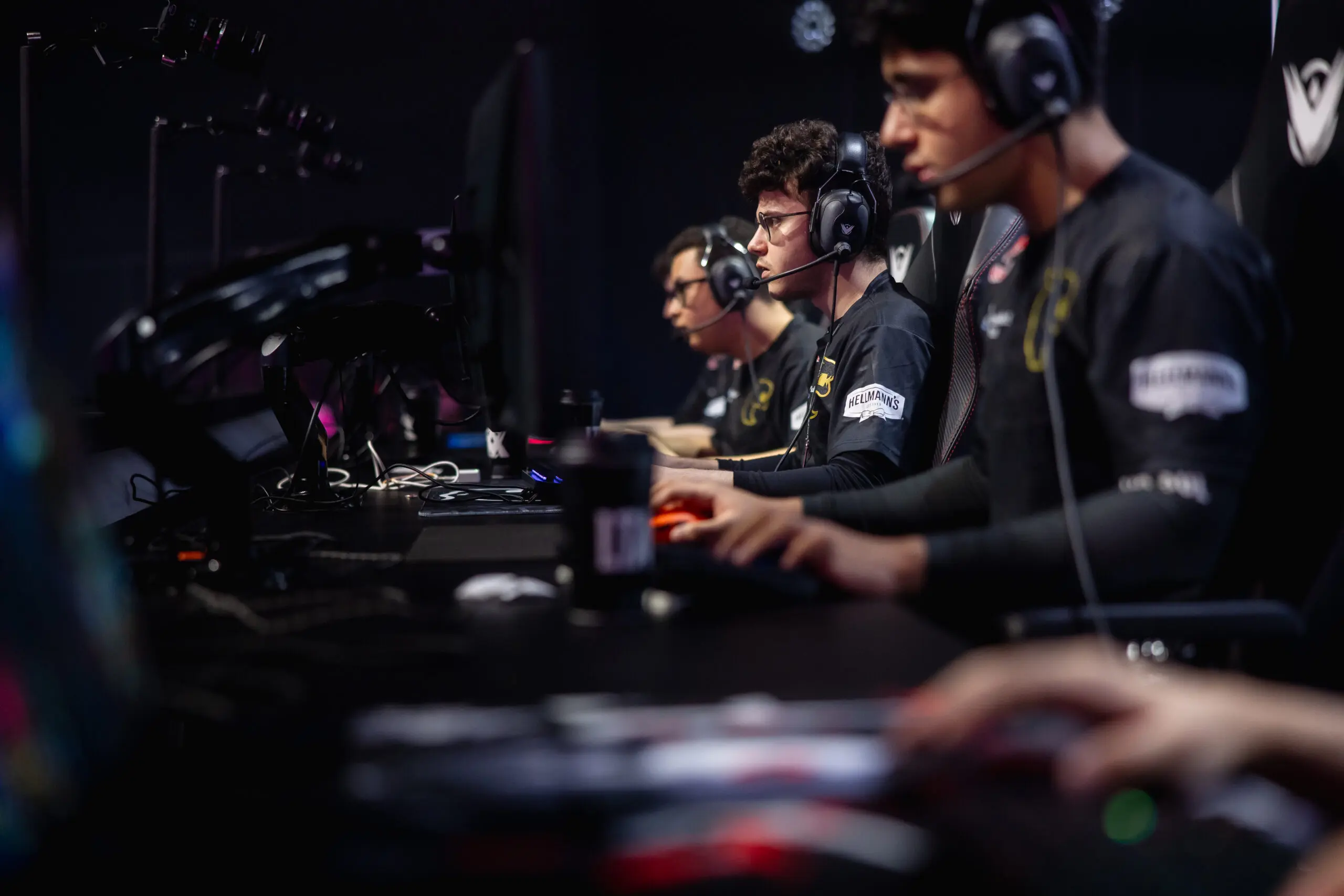 LoL: Primeiro treino streamado do Brasil acontece entre equipes tradicionais 2 jogadores de LoL da FURIA (FUR)
