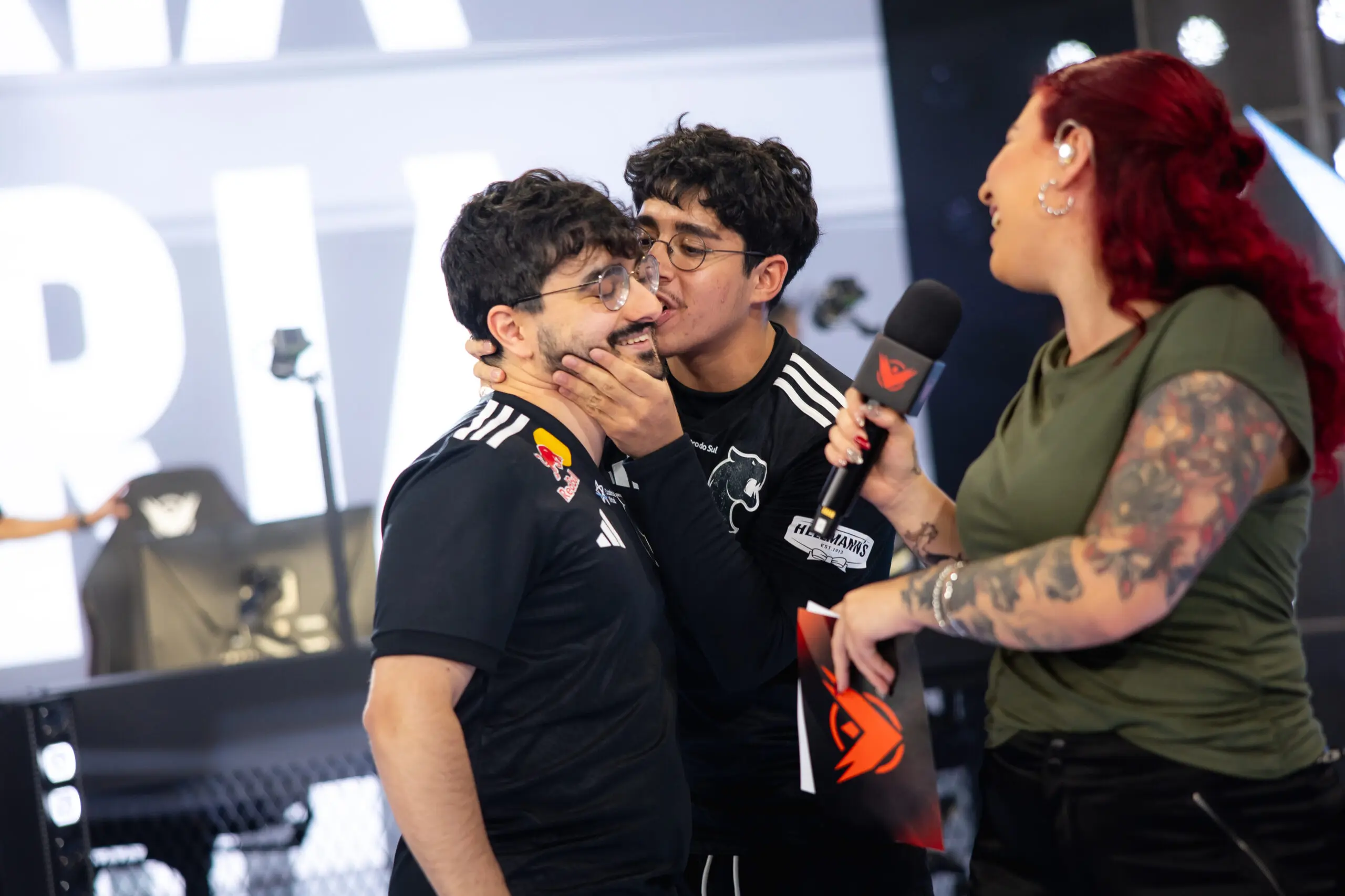 LTA Sul: Beijo, reviravolta e clássico brasileiro marcam segundo dia 2 jogadores da FURIA de LoL - Guigo e Tatu