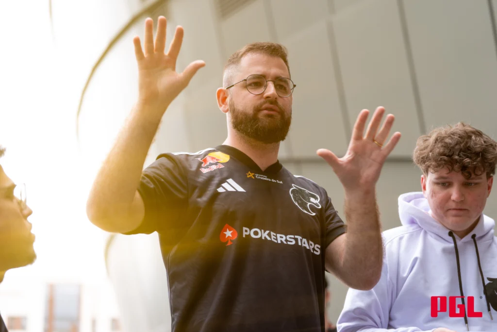 Jogador FalleN da FURIA vislumbrando um horizonte com as mãos