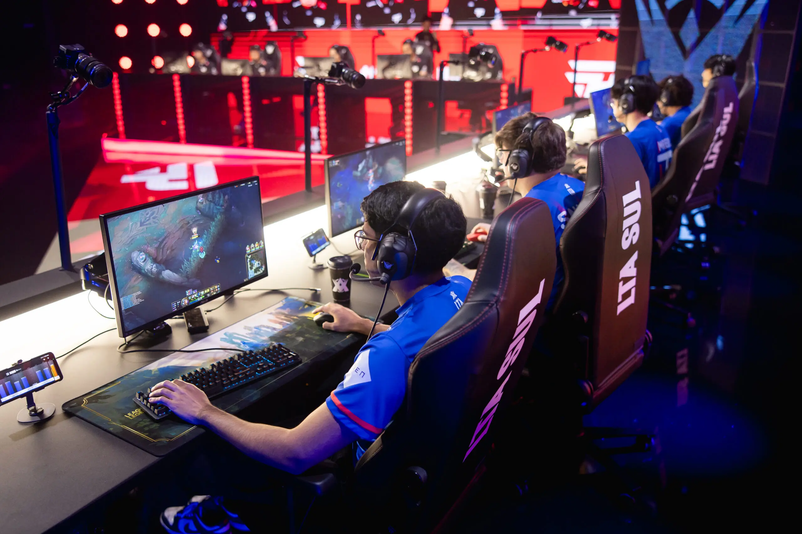 LTA Sul: O que falta para a Isurus Estral? Pro player responde 2 time da Isurus Estral de LoL