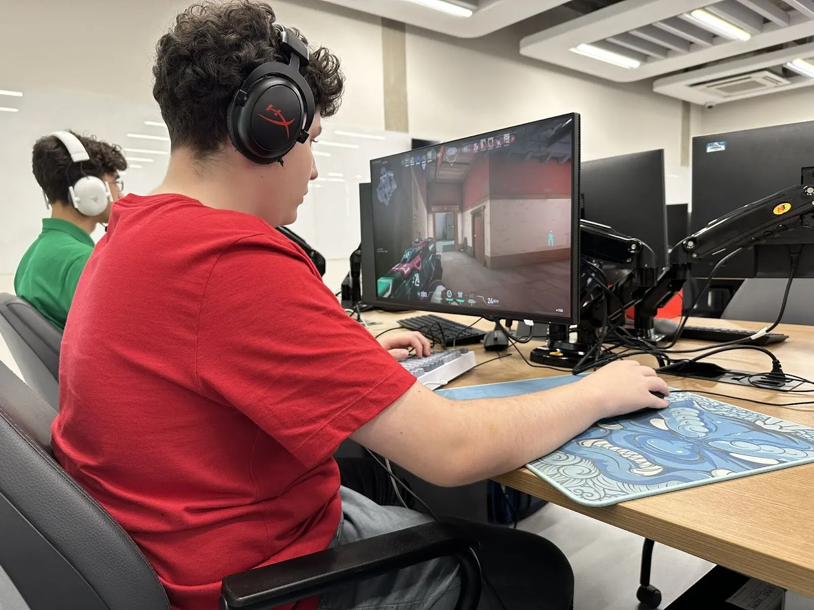 jogador disputando campeonato de jogo da Riot Games
