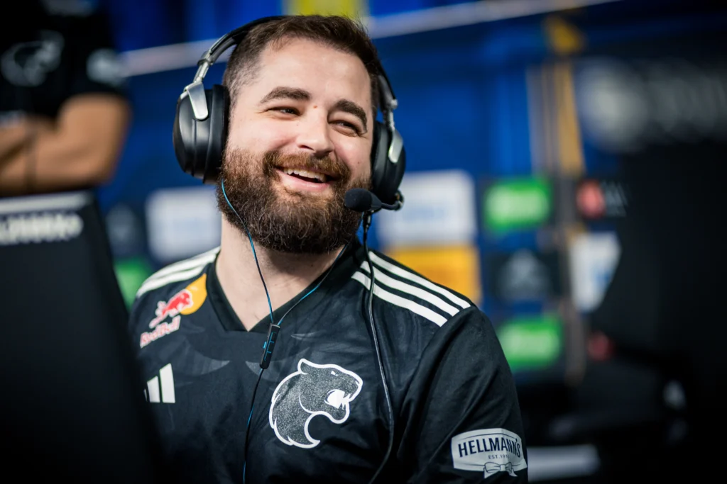 Gabriel "FalleN" Toledo sorrindo durante o IEM Cologne, torneio de CS2.