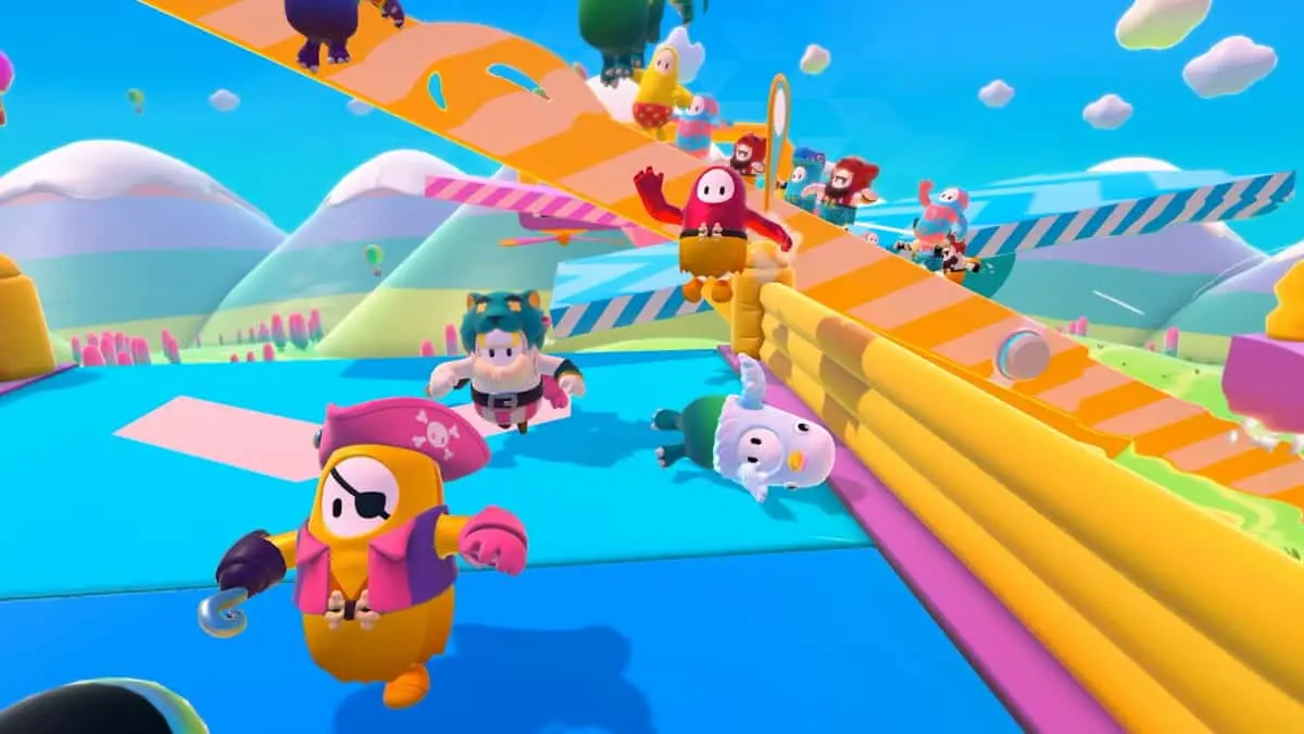 Personagens do jogo correndo no mapa.