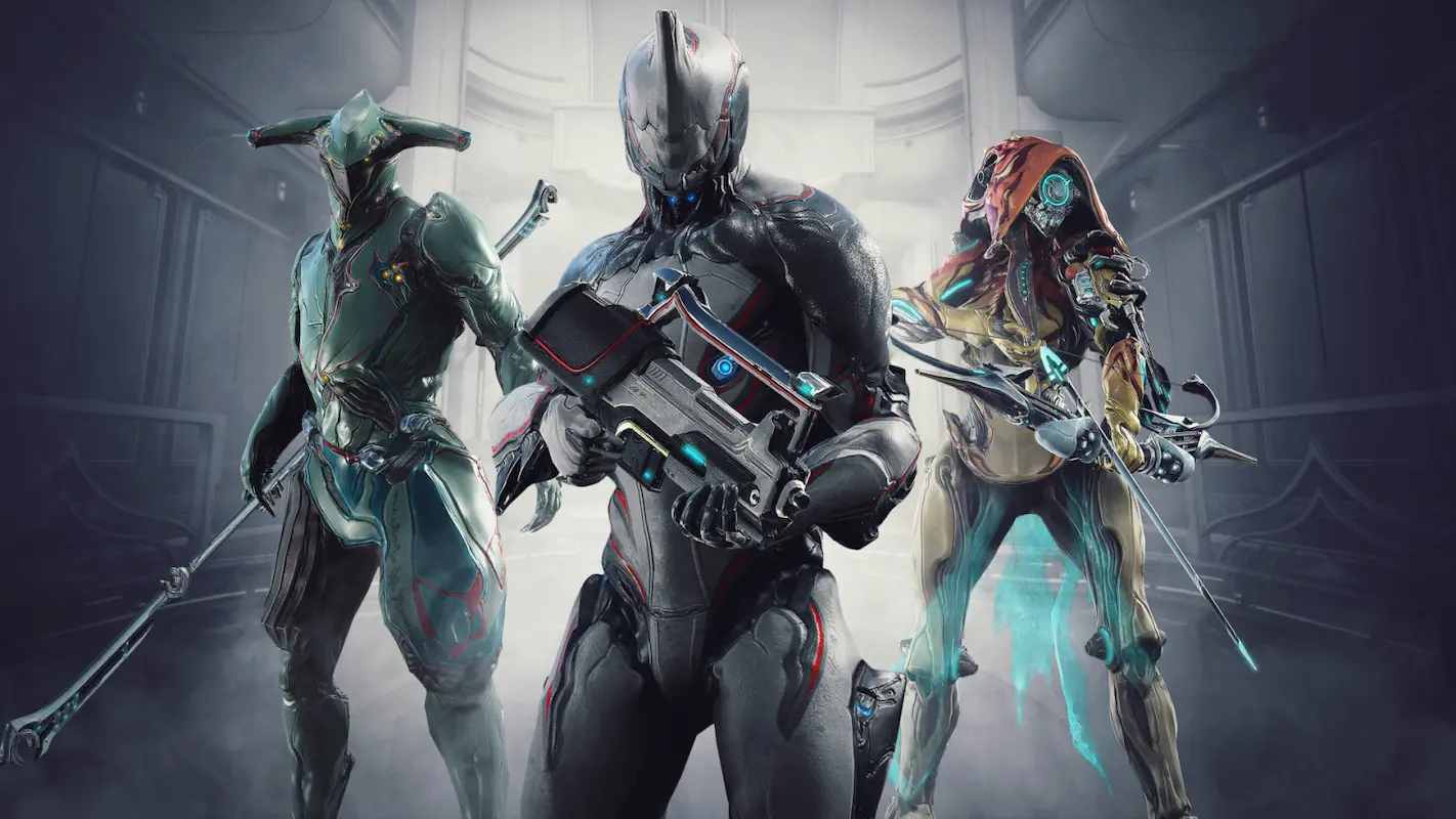 Personagens do warframe enfileirados segurando suas armas.