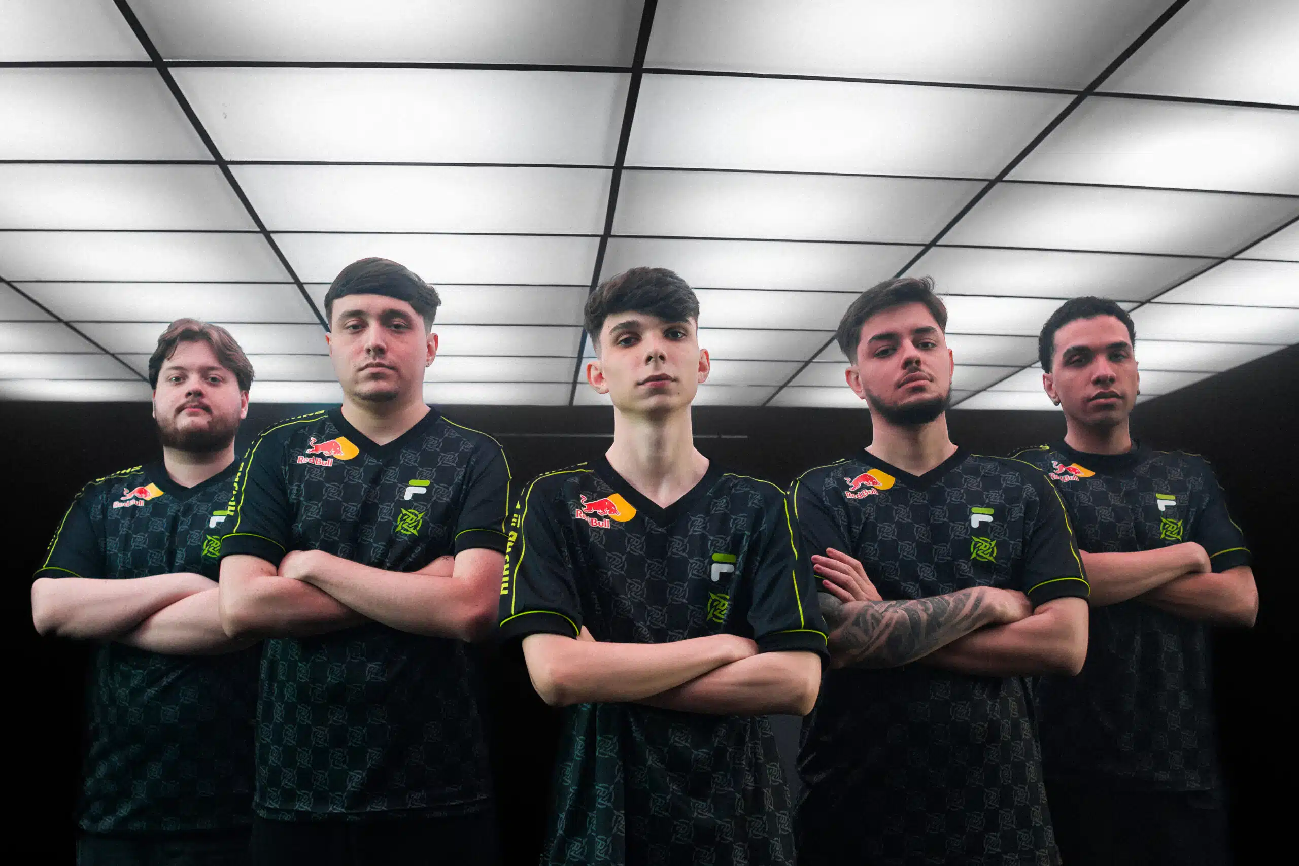 Time da Ninjas in Pyjamas de Rainbow Six Siege posando para foto