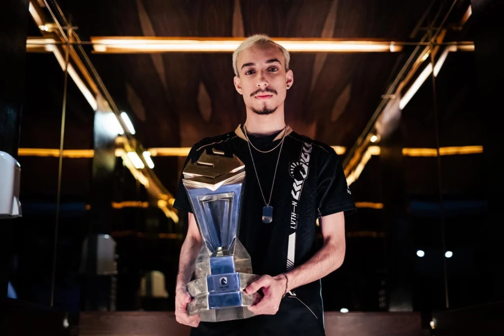R6: Estrela da Black Dragons pode estar de mudança; Saiba mais 2 Gabriel "AsK" Santos, jogador profissional de Rainbow Six Siege (R6), vestindo a camisa da Team Liquid.
