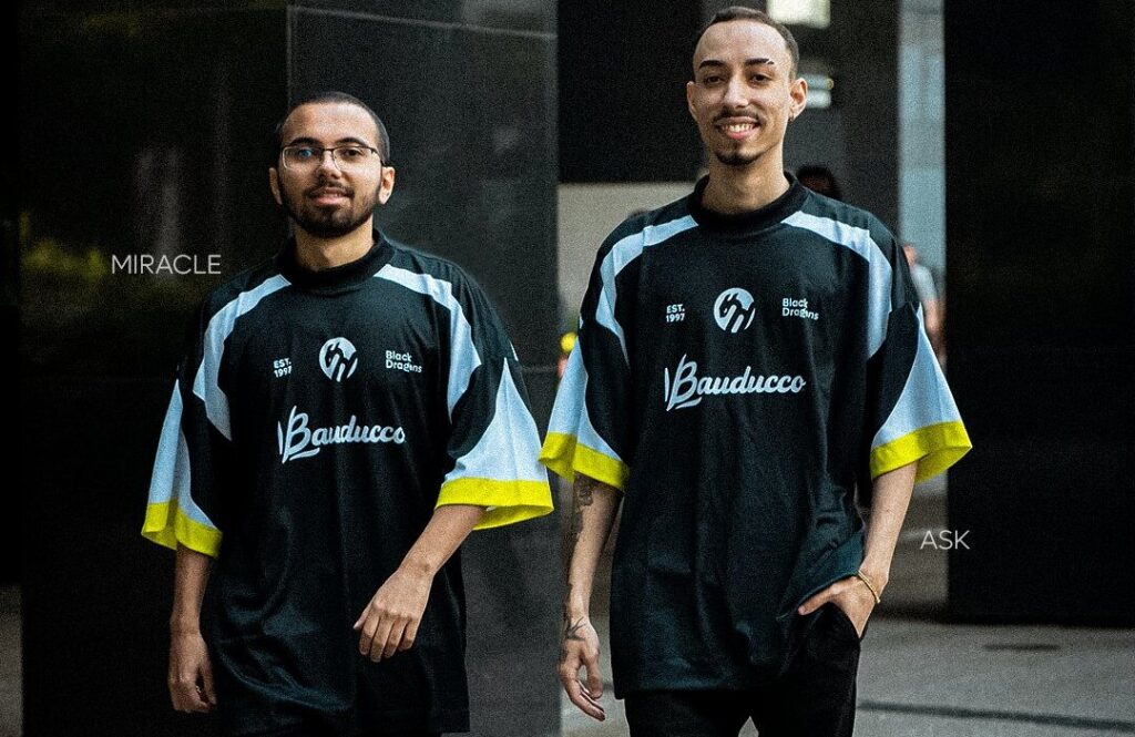 Luiz "Miracle" Abrantes e Gabriel "AsK" Santos, jogadores profissionais de Rainbow Six Siege (R6) vestindo a camisa da Black Dragons.