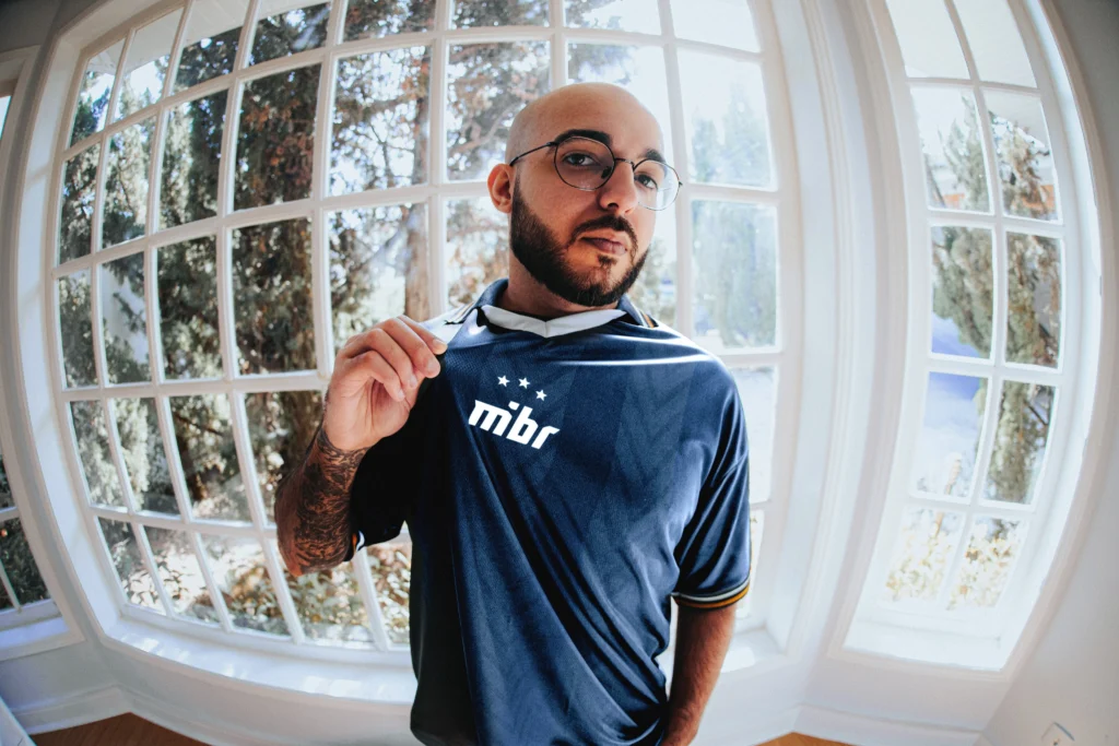 VALORANT: Seleção brasileira para a ENC pode ter sido definida 3 Ex-jogador profissional de VALORANT Gustavo "Sacy" Rossi vestindo a camisa do MIBR.