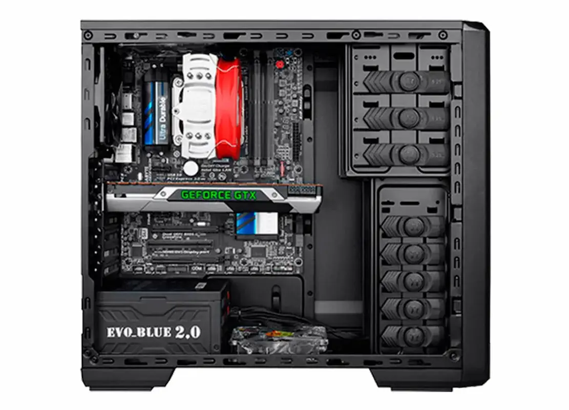 Gabinete mid tower aberto na lateral com suas peças internas sendo mostradas.