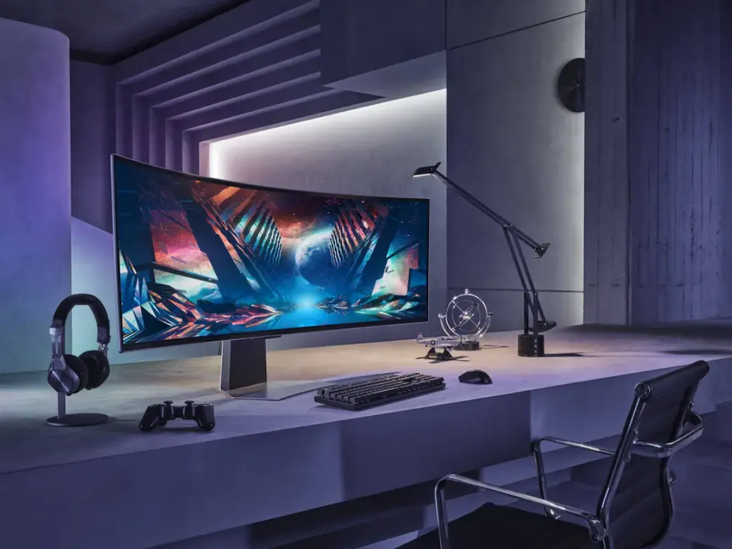 Monitor curvo widescreen de alta resolução em um escritório moderno com iluminação minimalista e periféricos gamer.