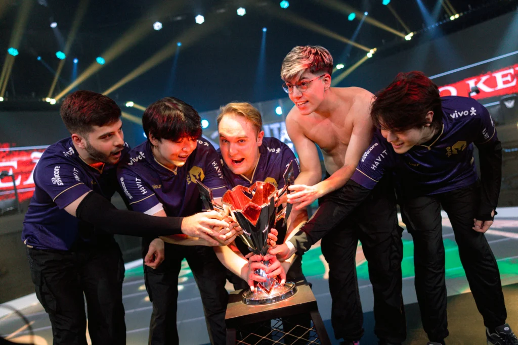 Todos os campeões da LTA Sul em 2025 4 Jogadores profissionais de League of Legends da Vivo Keyd Stars comemorando o título da LTA Sul Split 3