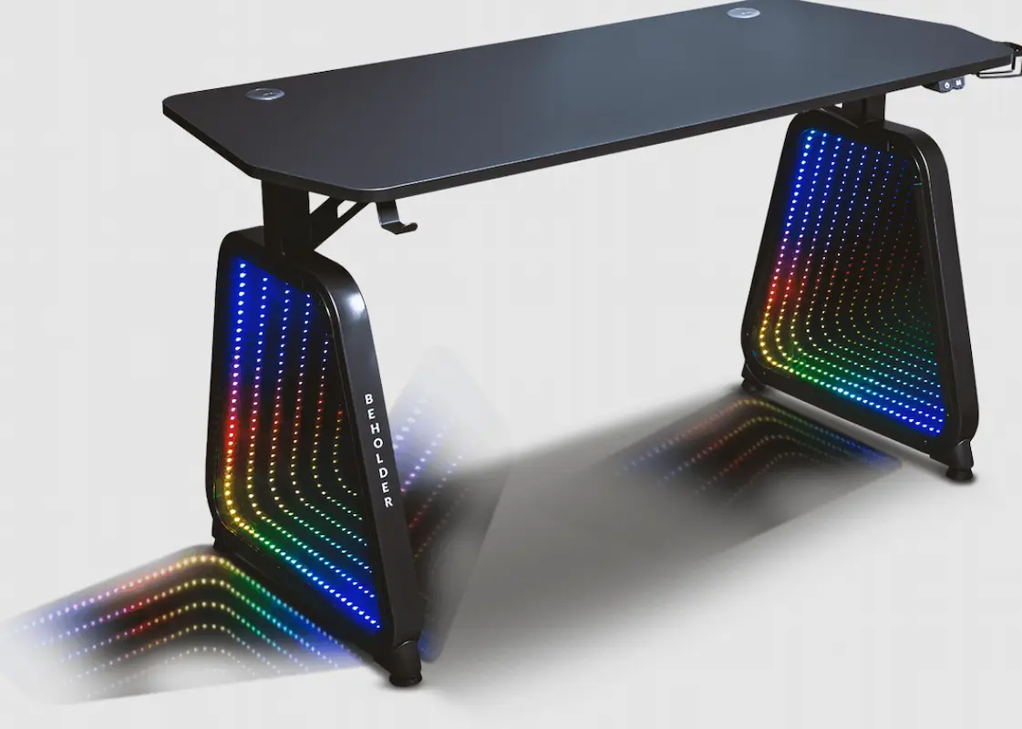 Mesa gamer tecnológica com os pés em luz RGB, em fundo branco.
