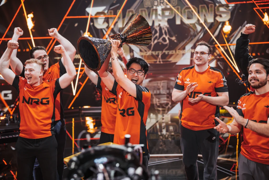Time da NRG de VALORANT levantando a taça do Champions, mundial da modalidade