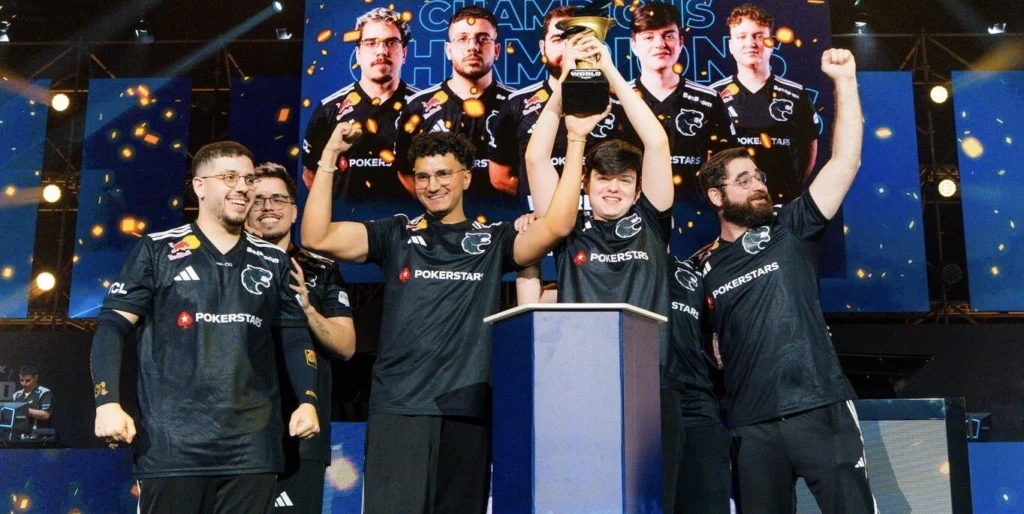 Time de CS2 da FURIA segurando um troféu e comemorando
