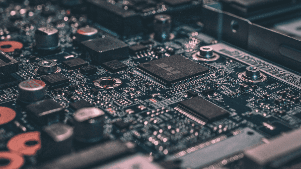 Placa de circuito eletrônico com chips e componentes de hardware em foco.