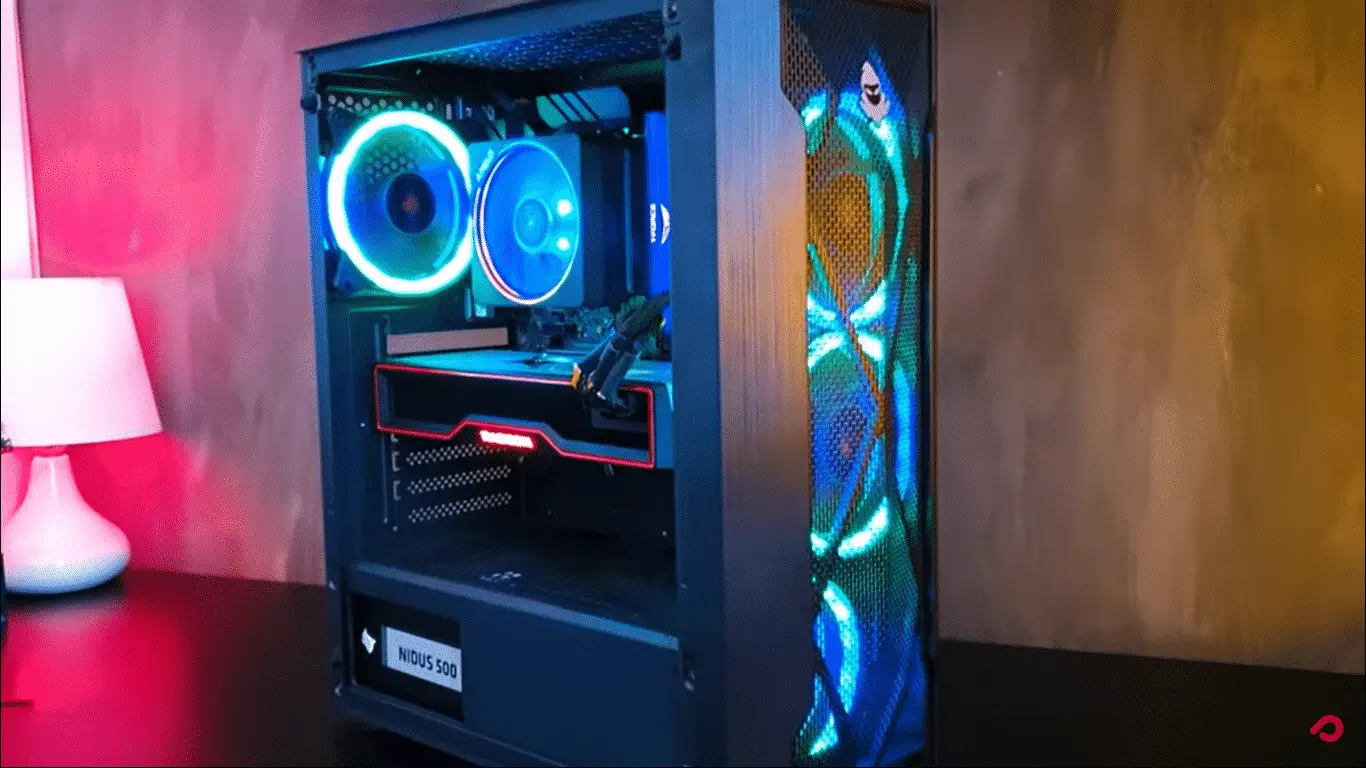 Gabinete de PC gamer com ventoinhas RGB coloridas e componentes internos visíveis.