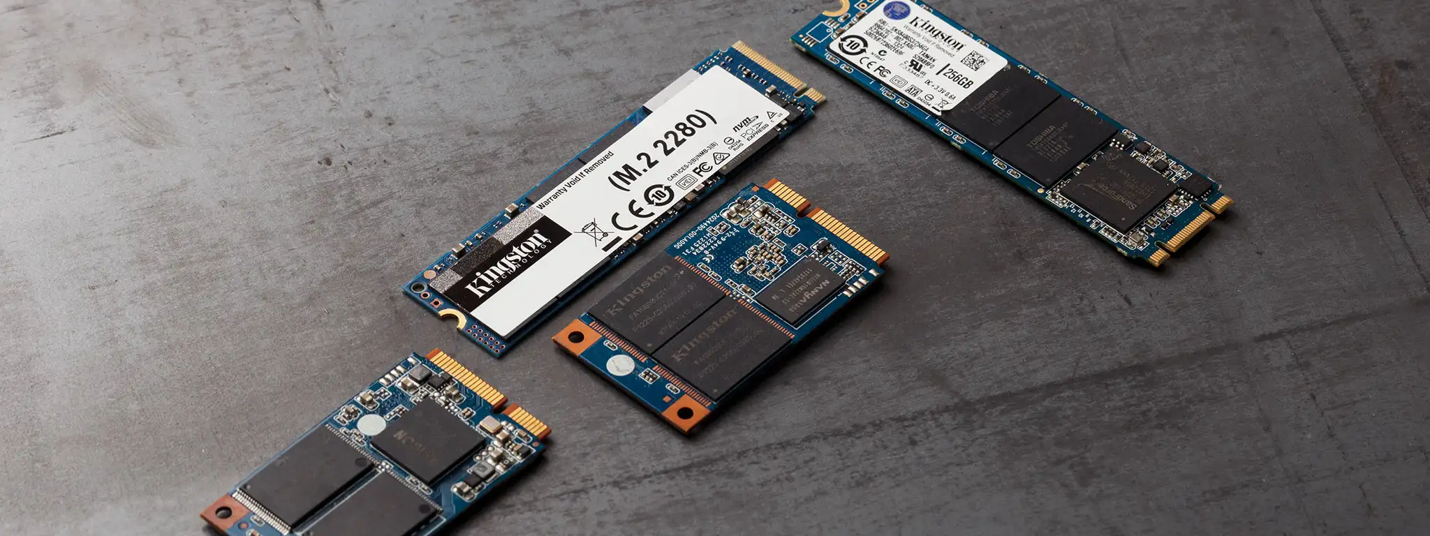 Diversos SSD espalhados em uma mesa.