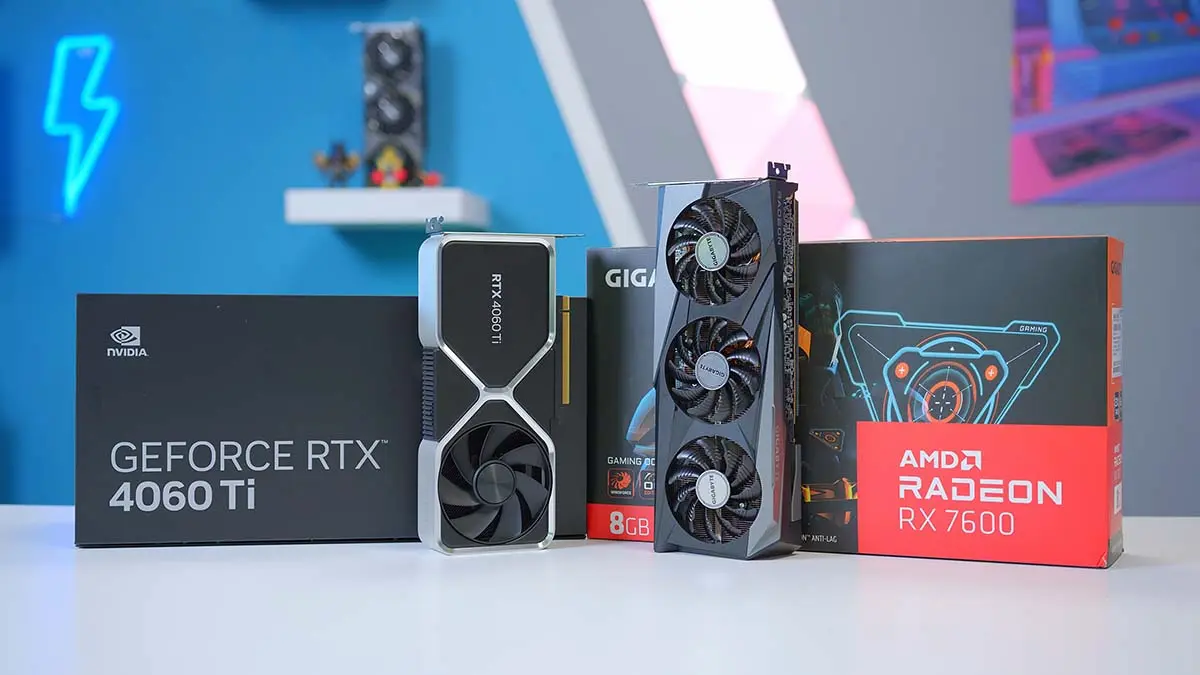 à esquerda a caixa da NVIDIA GeForce RTX 4060 Ti e à direita a caixa da AMD Radeon RX 7600 sob uma mesa com itens decorativos ao fundo.