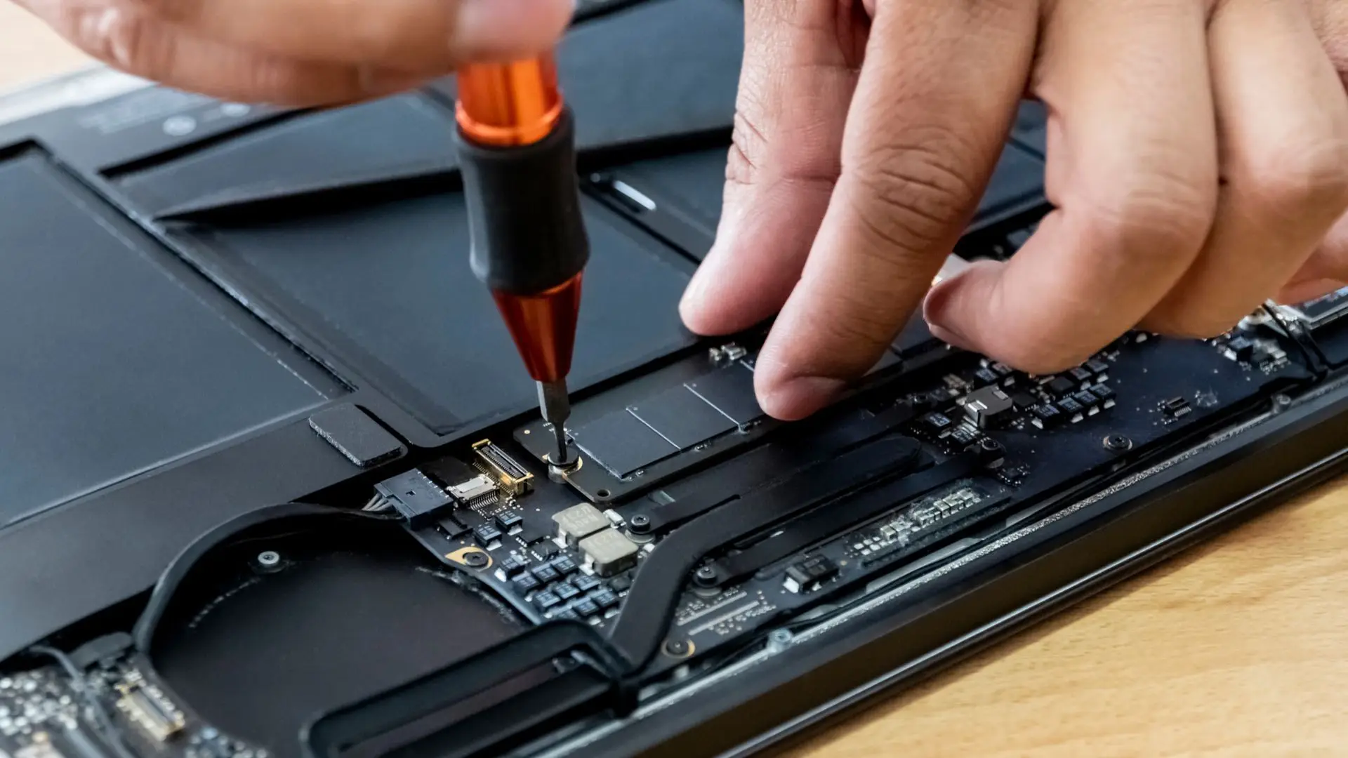 Foco no conector de circuito impresso e na placa-mãe.